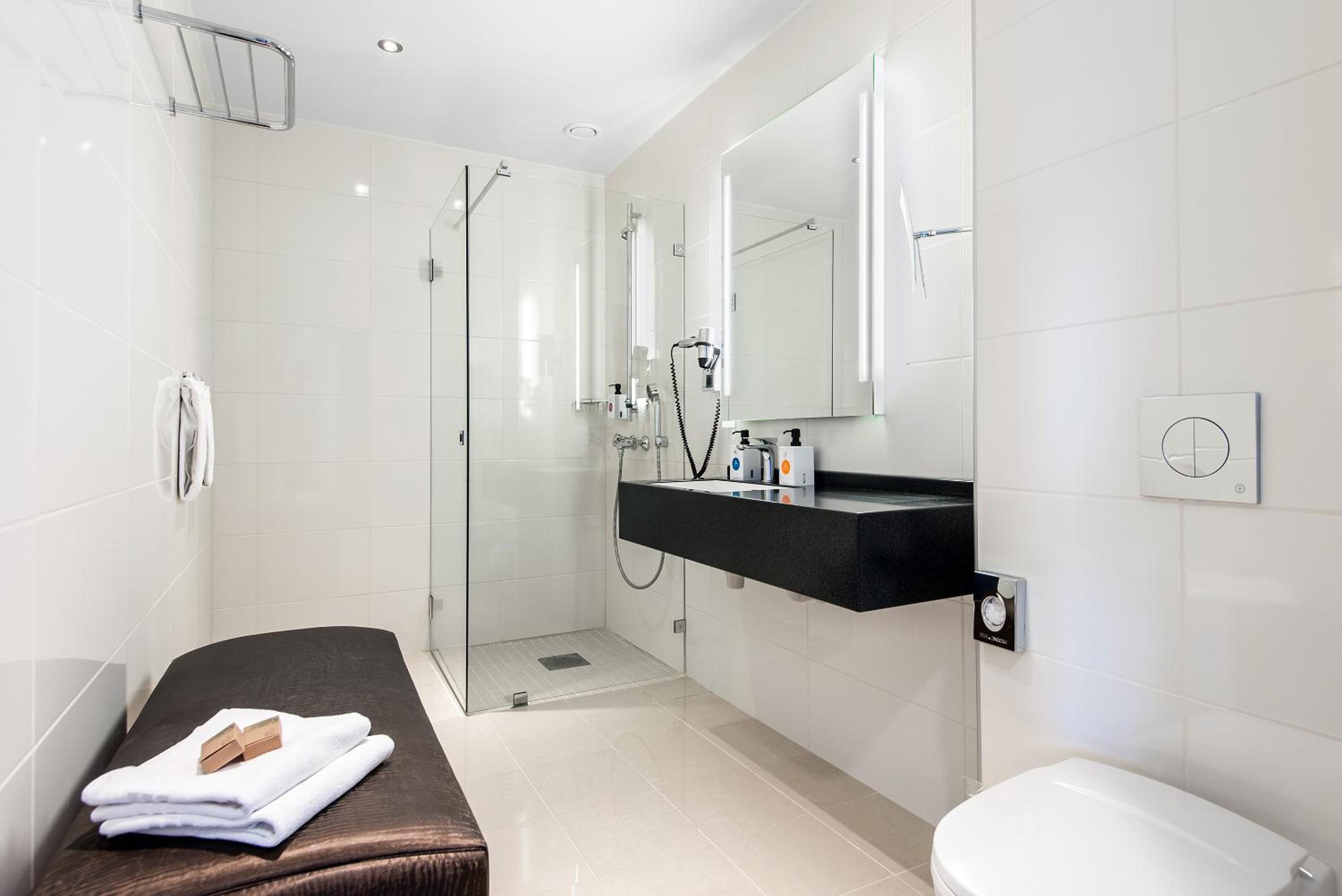 Deluxe Double Room with Balcony and Sea View - Photo 11