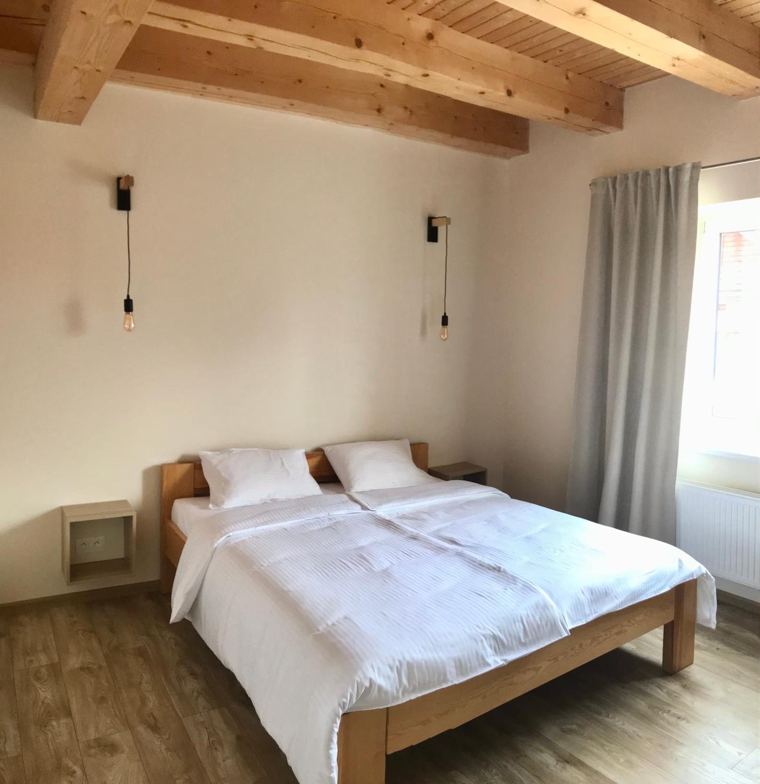 One-Bedroom Apartment with Balcony and Mountain View   photo 2