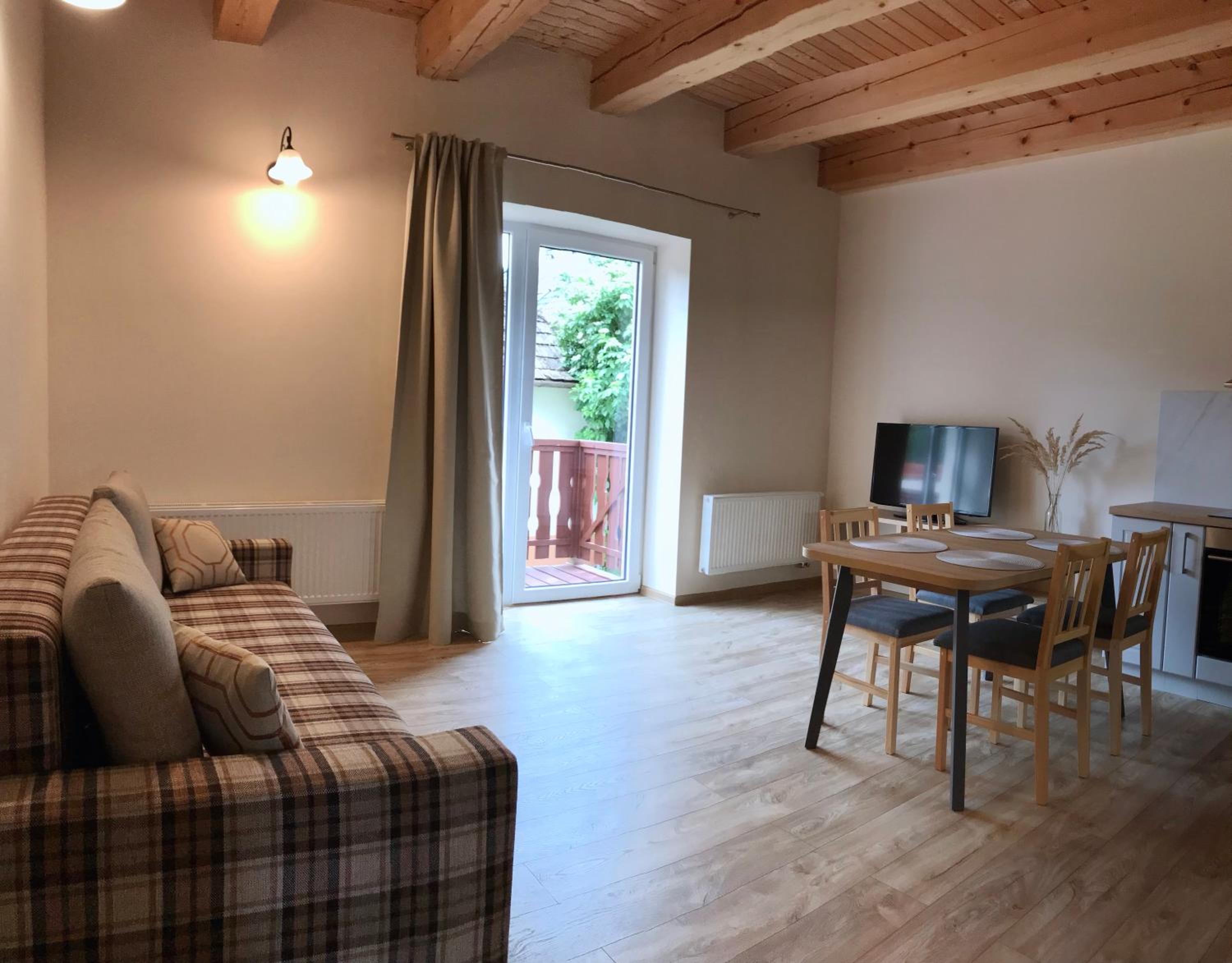 One-Bedroom Apartment with Balcony and Mountain View   photo 1
