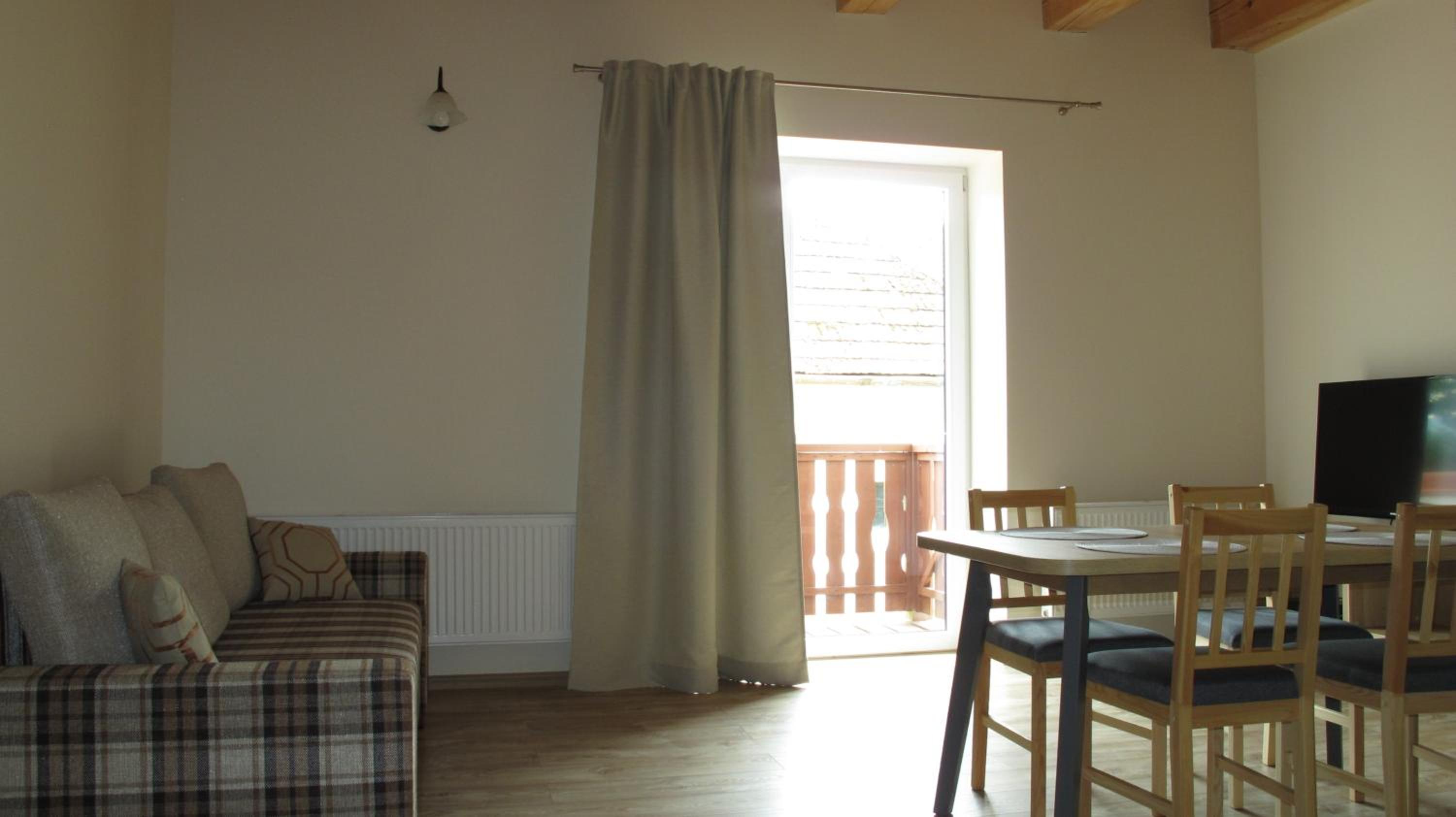 One-Bedroom Apartment with Balcony and Mountain View   photo 3