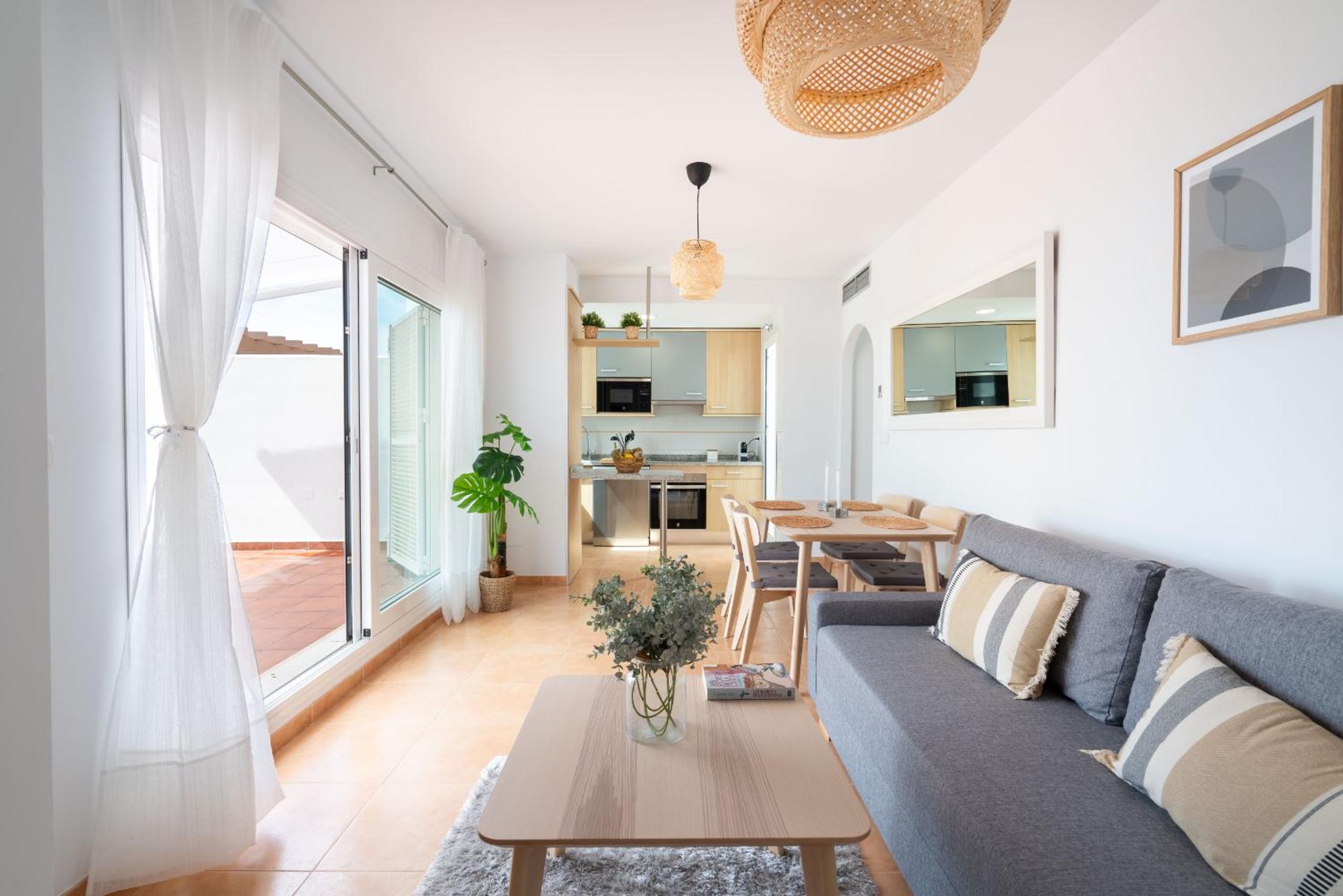 Apartamento de dos habitaciones con terraza y vista al mar