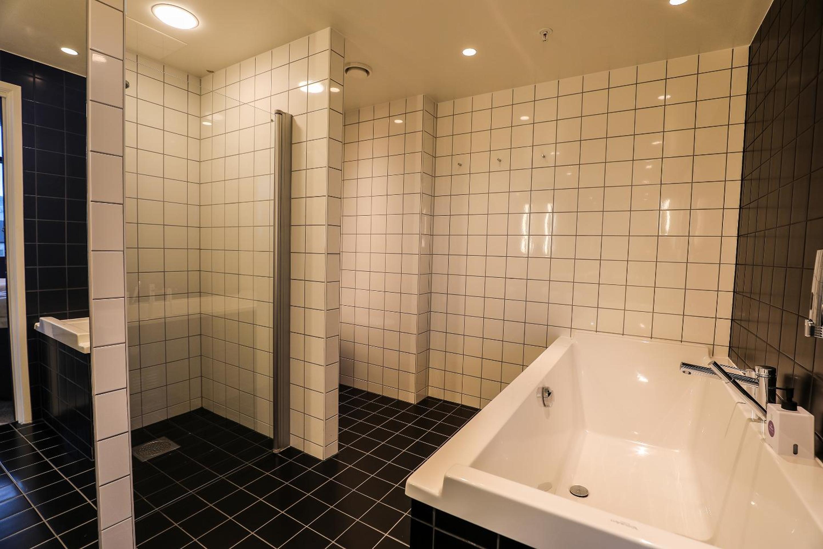 Suite - Photo 52