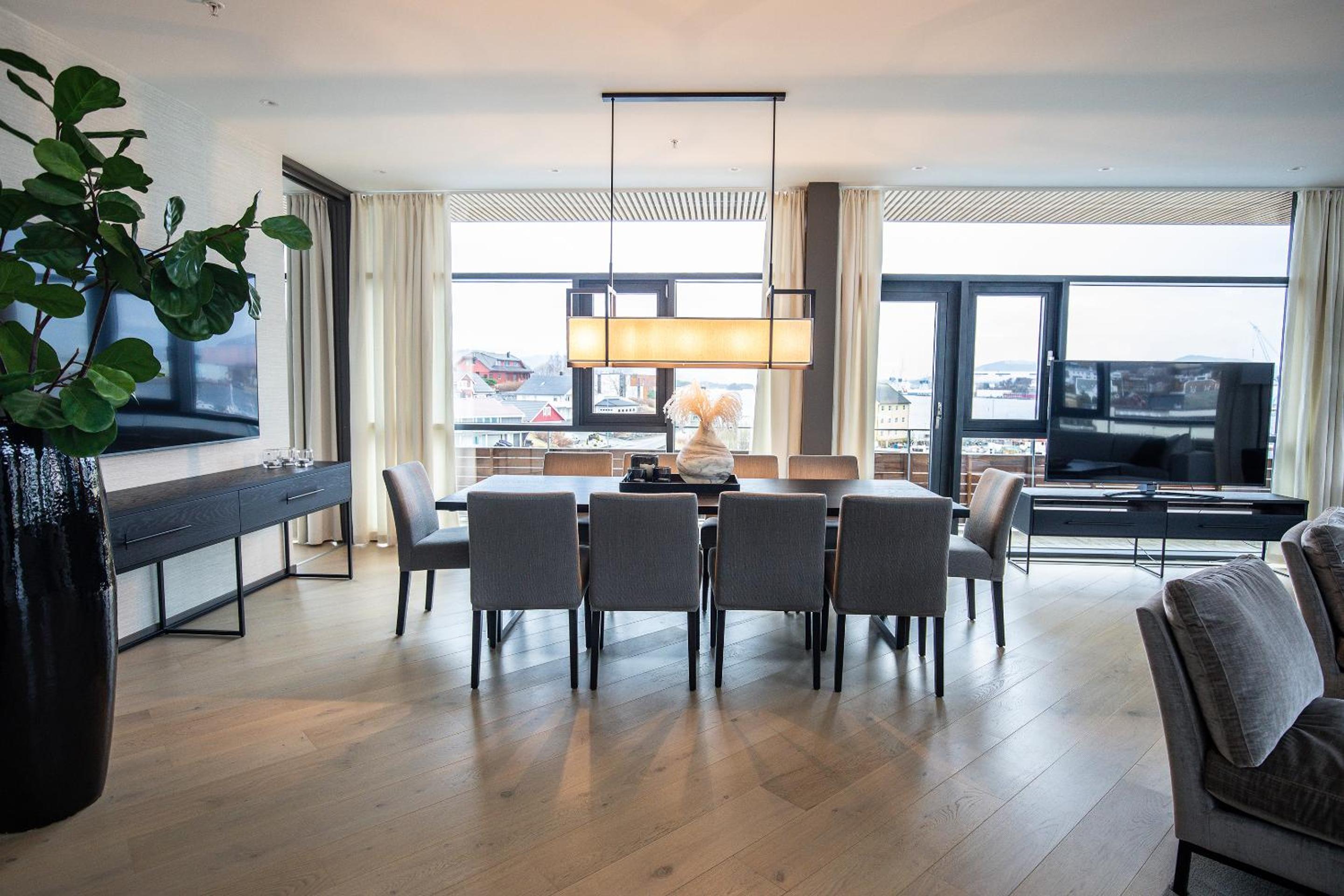 Suite - Photo 16