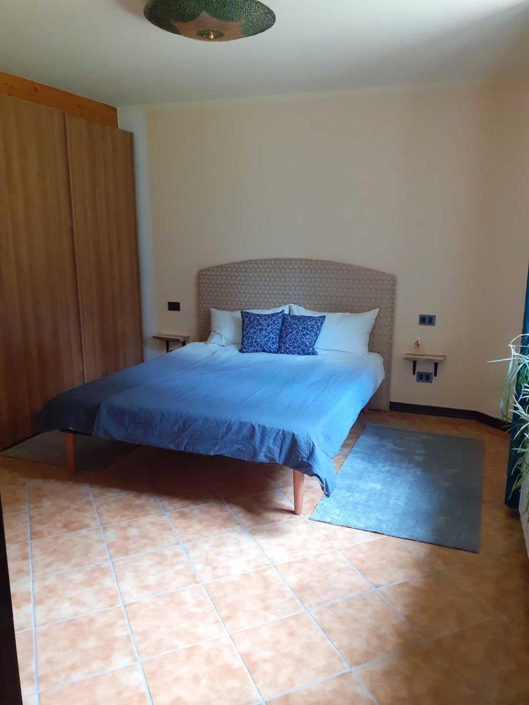 One-Bedroom Apartment with Balcony and Mountain View   photo 1