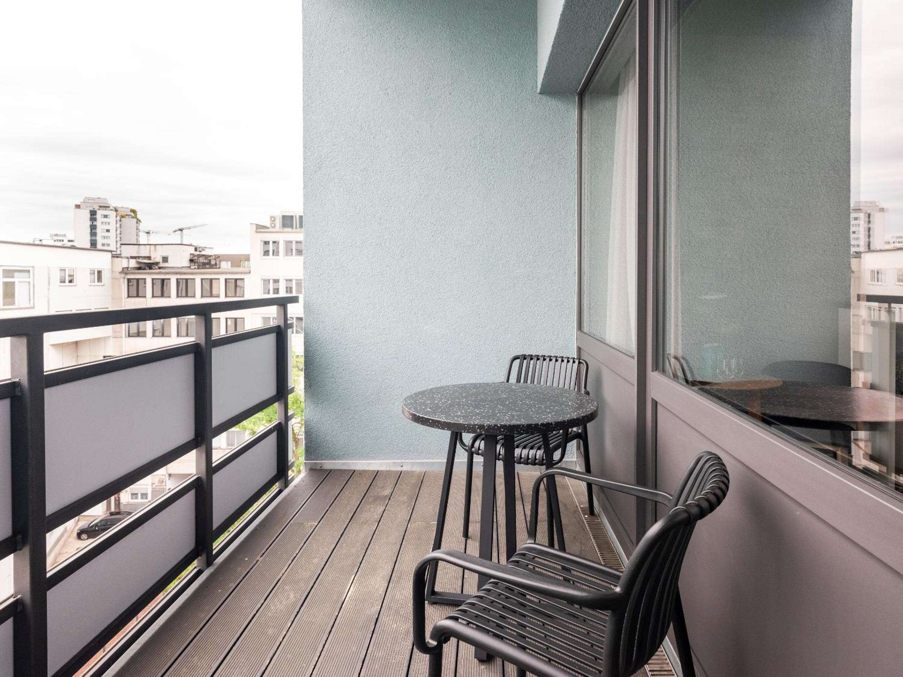 Medium Room with Balcony photo 2