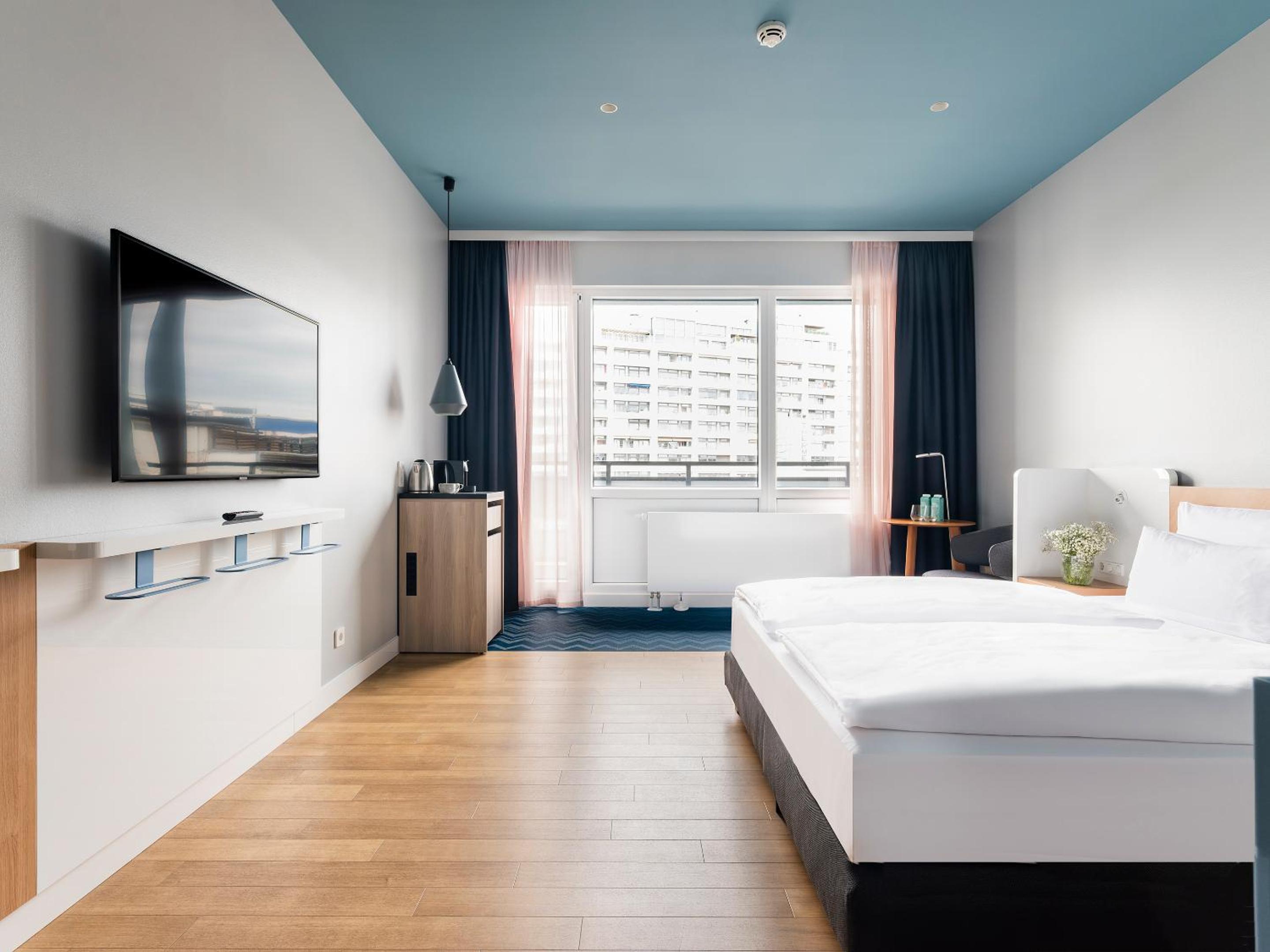 Medium Room with Balcony photo 1