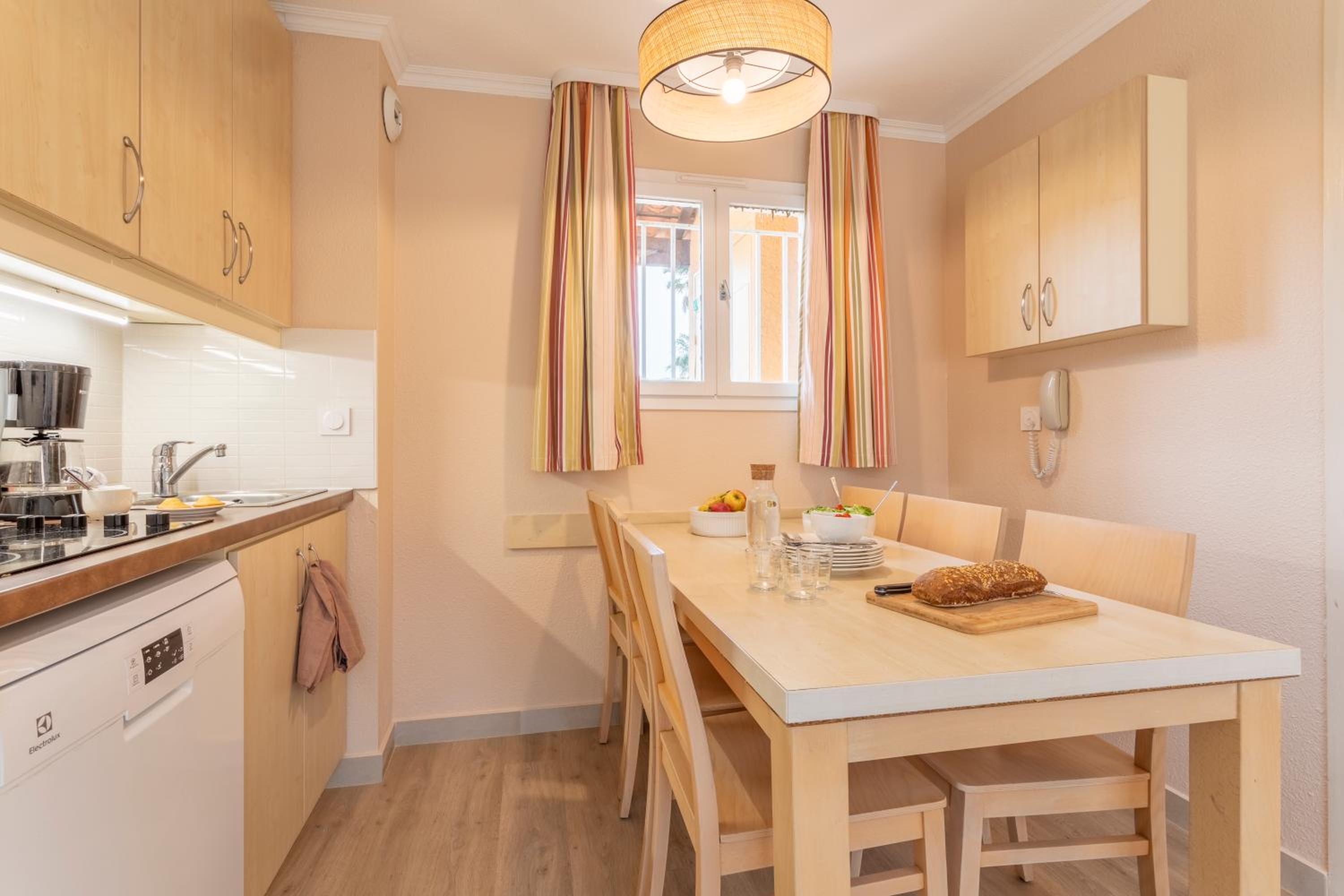One-Bedroom Apartment with Air conditioning and Sleeping Alcove and Terrasse or Balcony (6 people) - Photo 7