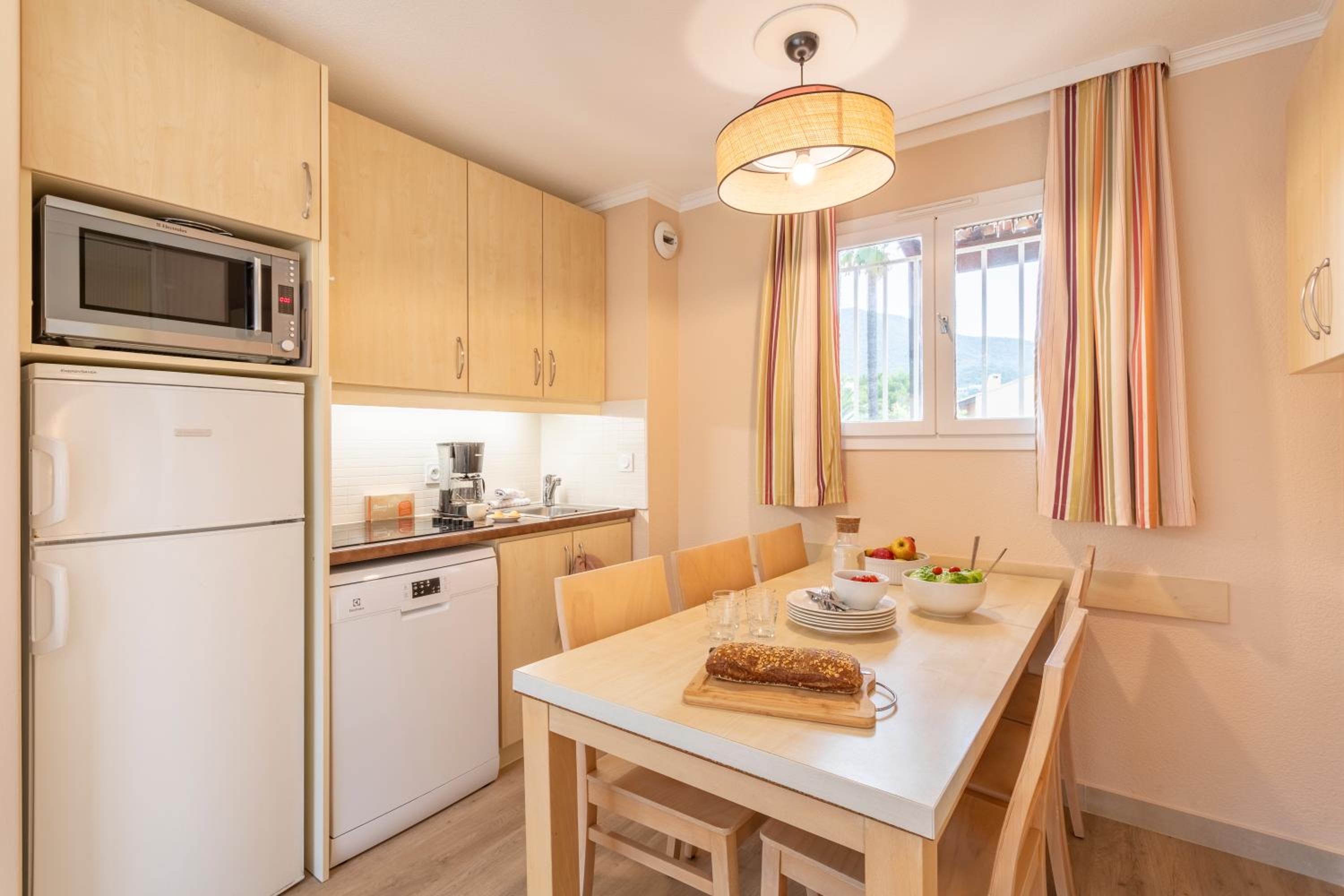 One-Bedroom Apartment with Air conditioning and Sleeping Alcove and Terrasse or Balcony (6 people) - Photo 8