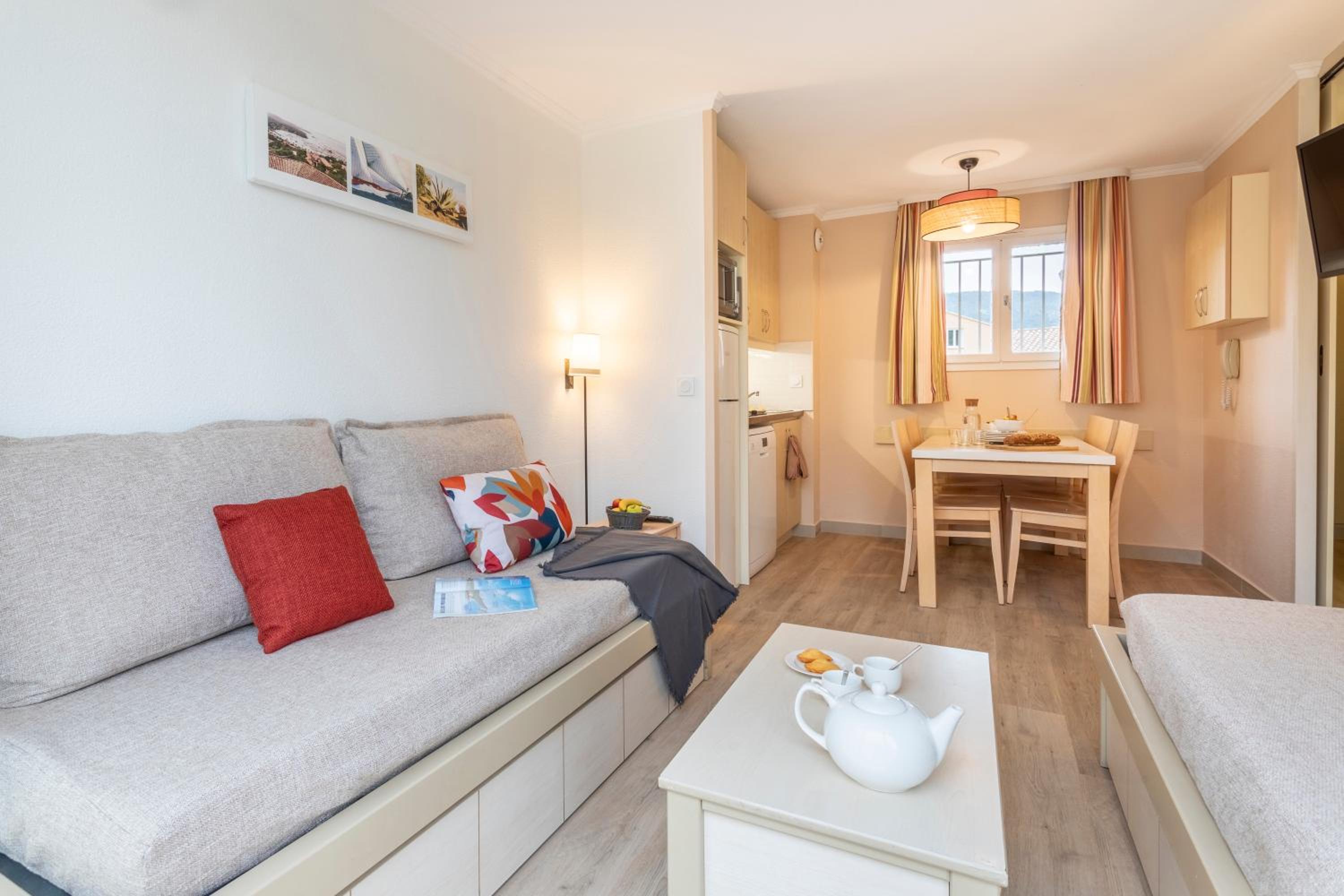 One-Bedroom Apartment with Air conditioning and Sleeping Alcove and Terrasse or Balcony (6 people) - Photo 1