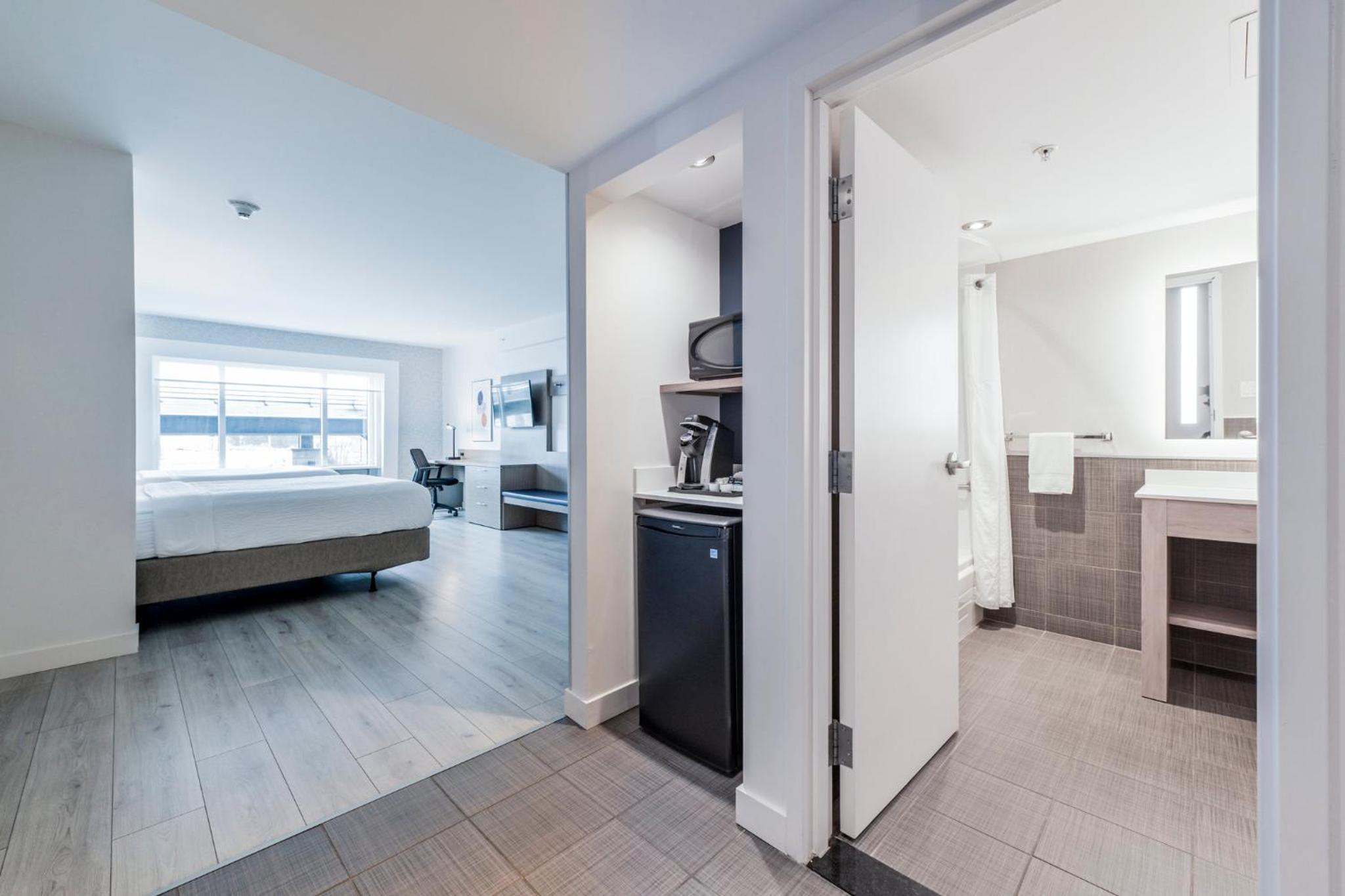 Queen Room with Two Queen Beds - Disability Access with Bath Tub - Photo 2