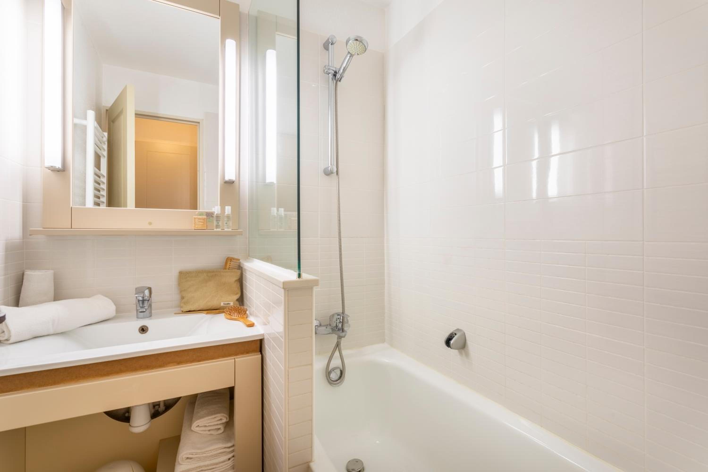 One-Bedroom Apartment with Air conditioning and Terrasse or Balcony (4 people) - Photo 3