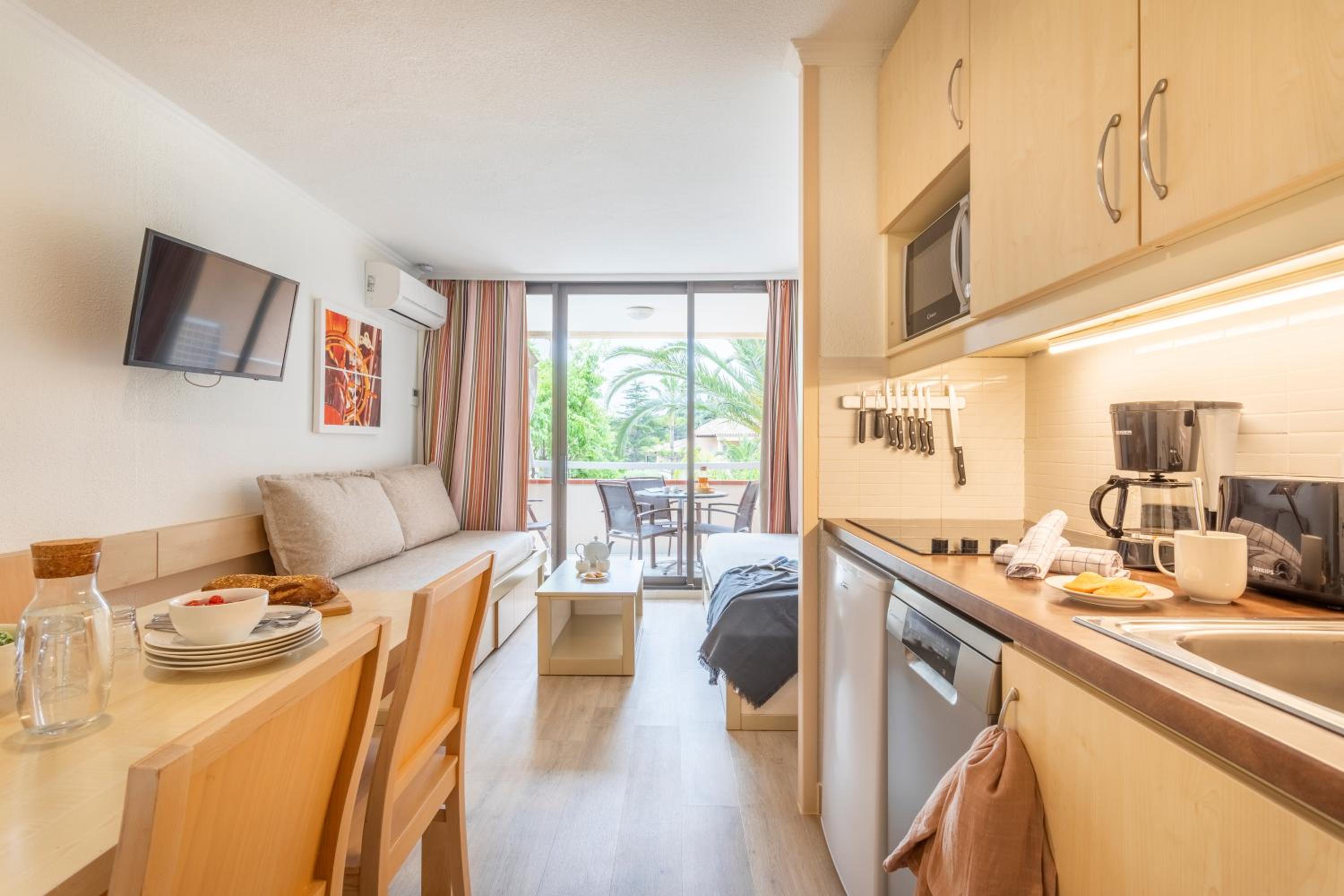 One-Bedroom Apartment with Air conditioning and Terrasse or Balcony (4 people) - Photo 7