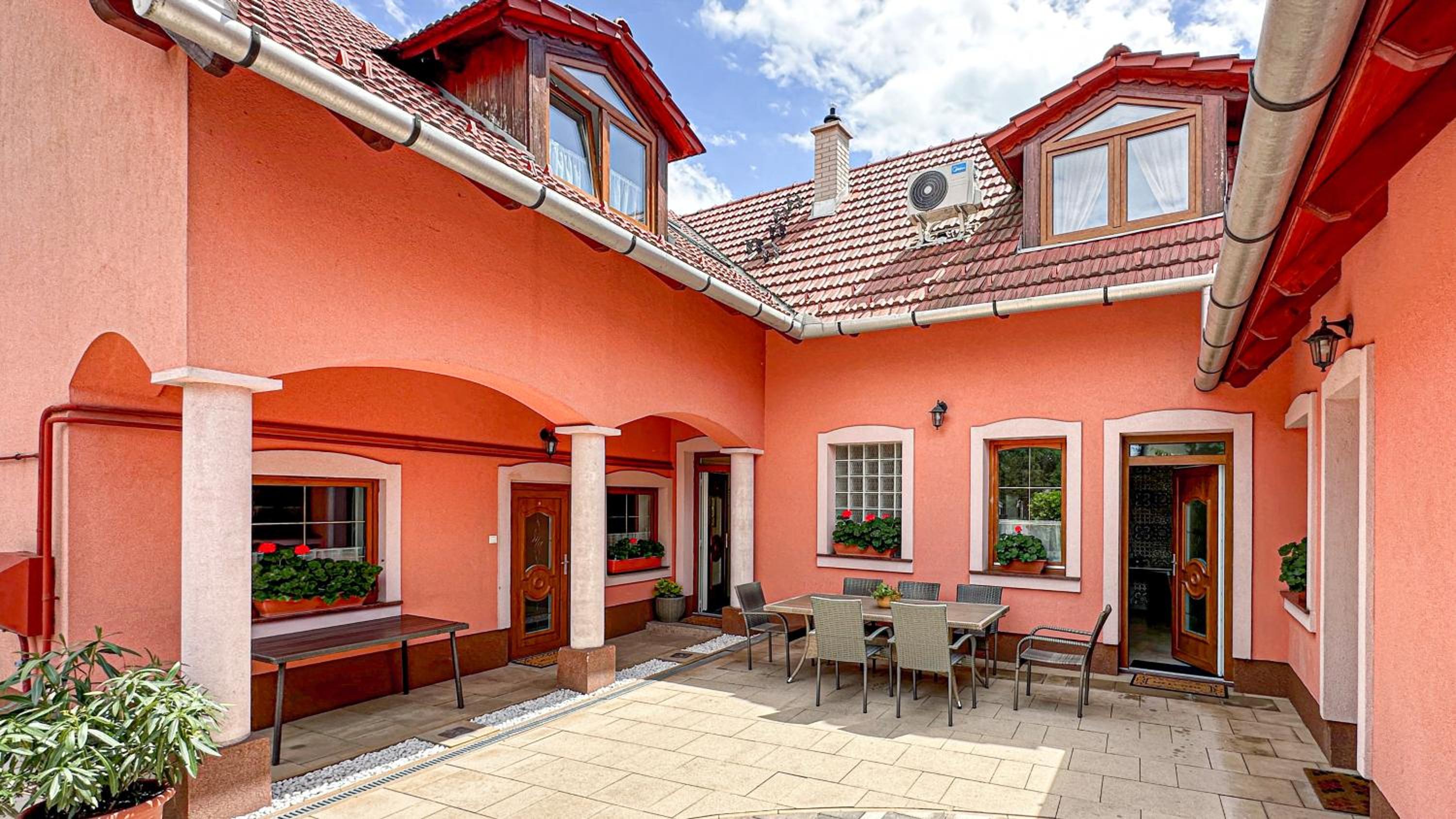 Deluxe Two-Bedroom Apartment with Garden View photo 2