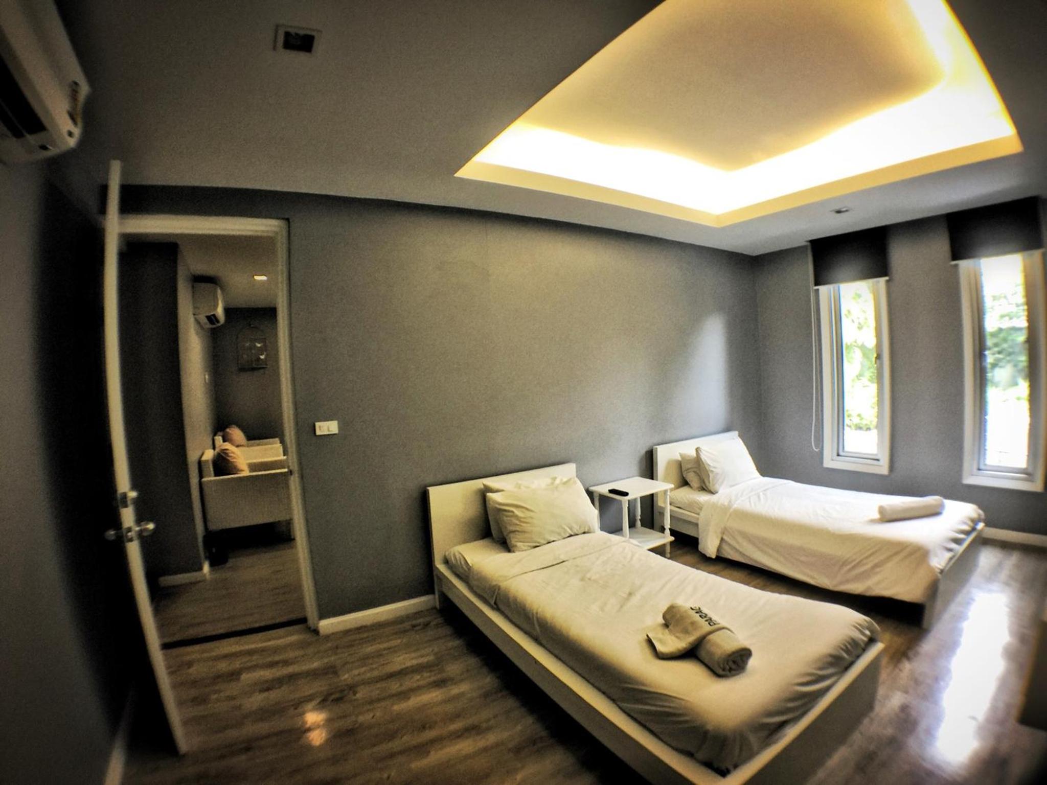 Family Room - Photo 6