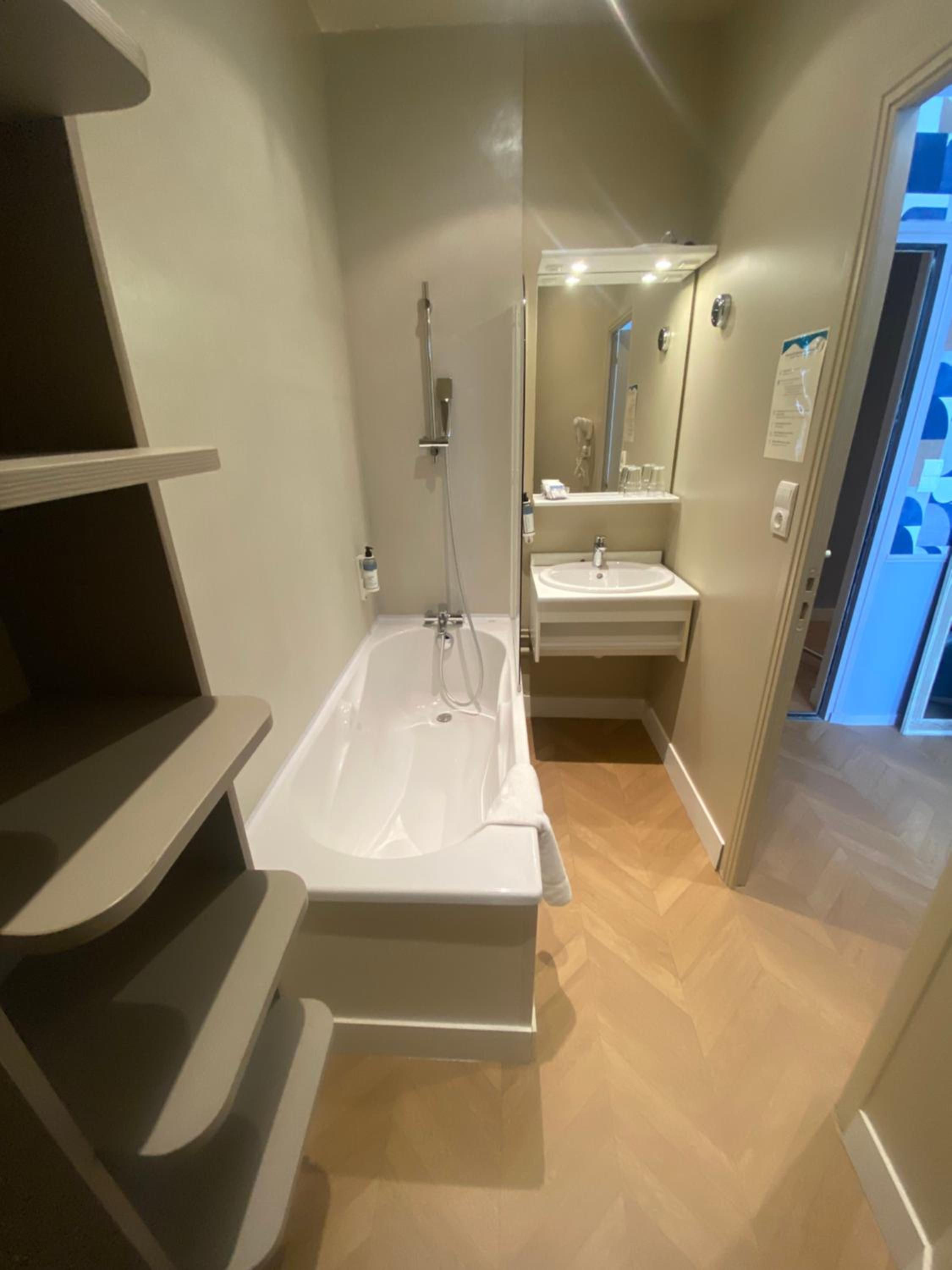 Comfort  Room with Bath photo 3