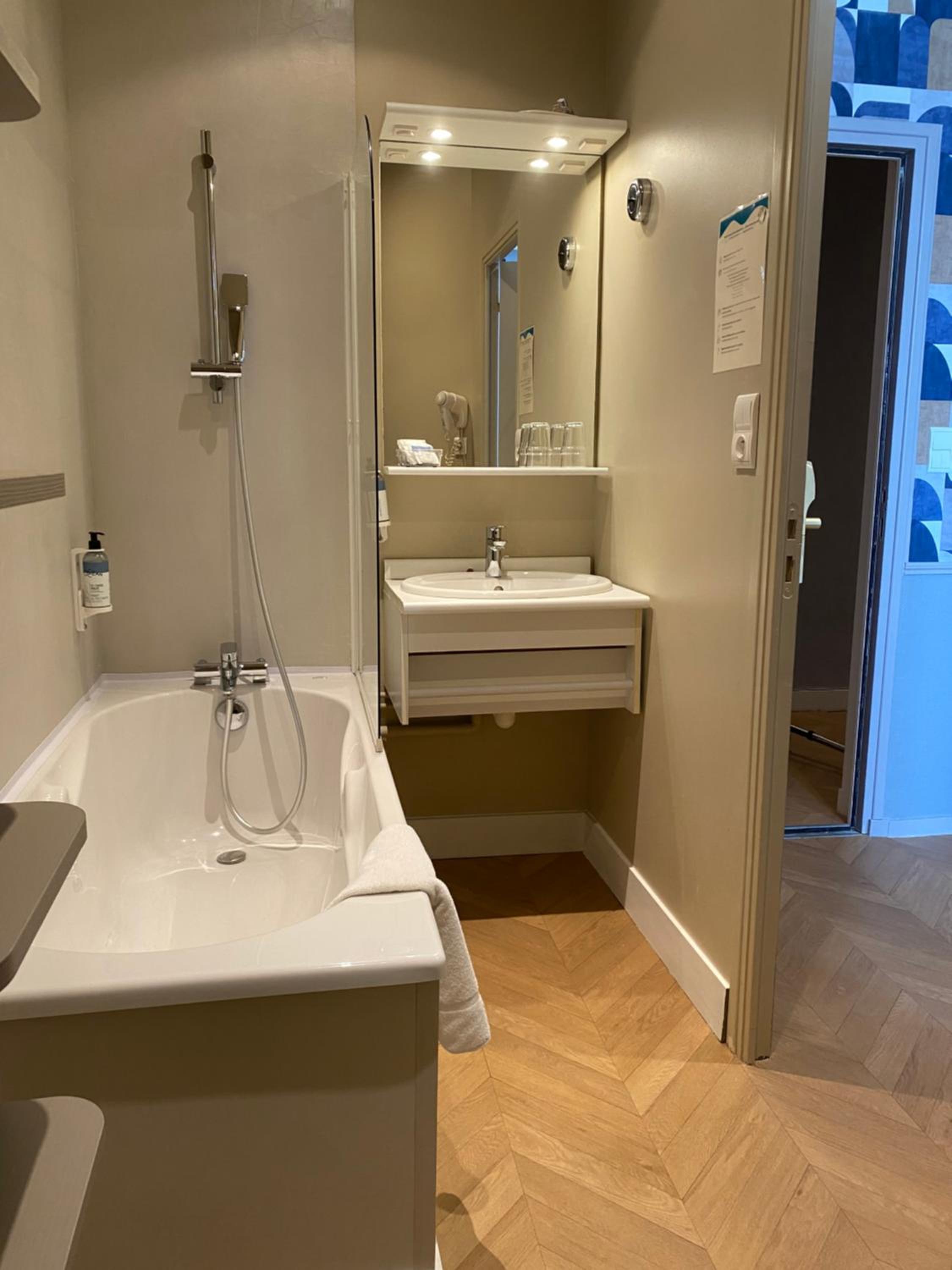Comfort  Room with Bath photo 2