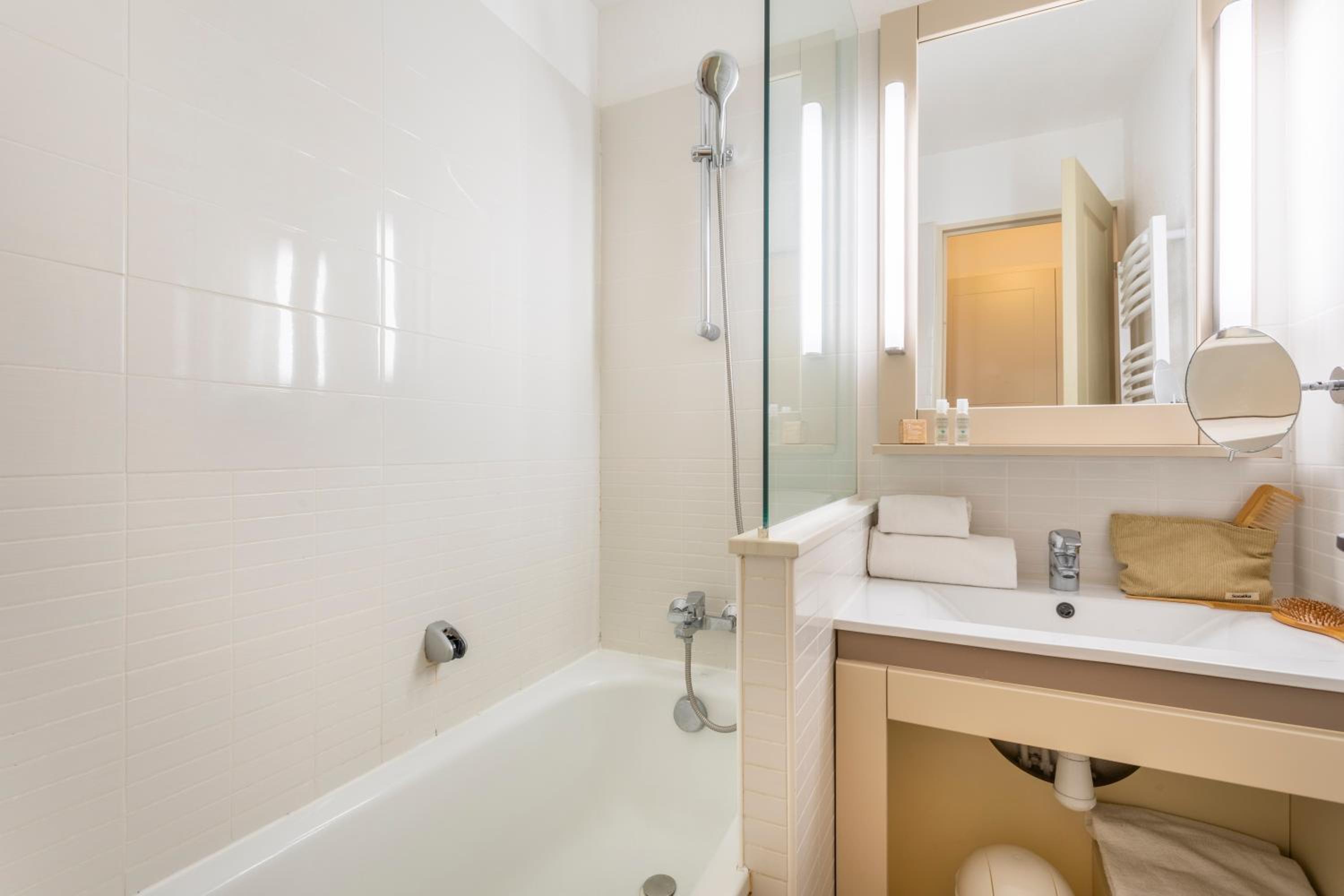 One-Bedroom Apartment with Air conditioning and Terrasse or Balcony - Sea View (4 people) - South Side - Photo 8