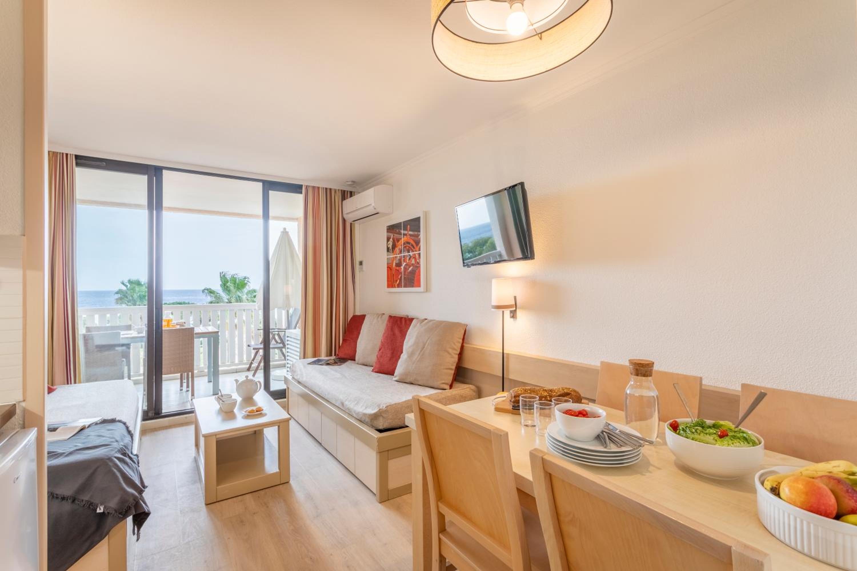 One-Bedroom Apartment with Air conditioning and Terrasse or Balcony - Sea View (4 people) - South Side - Photo 5