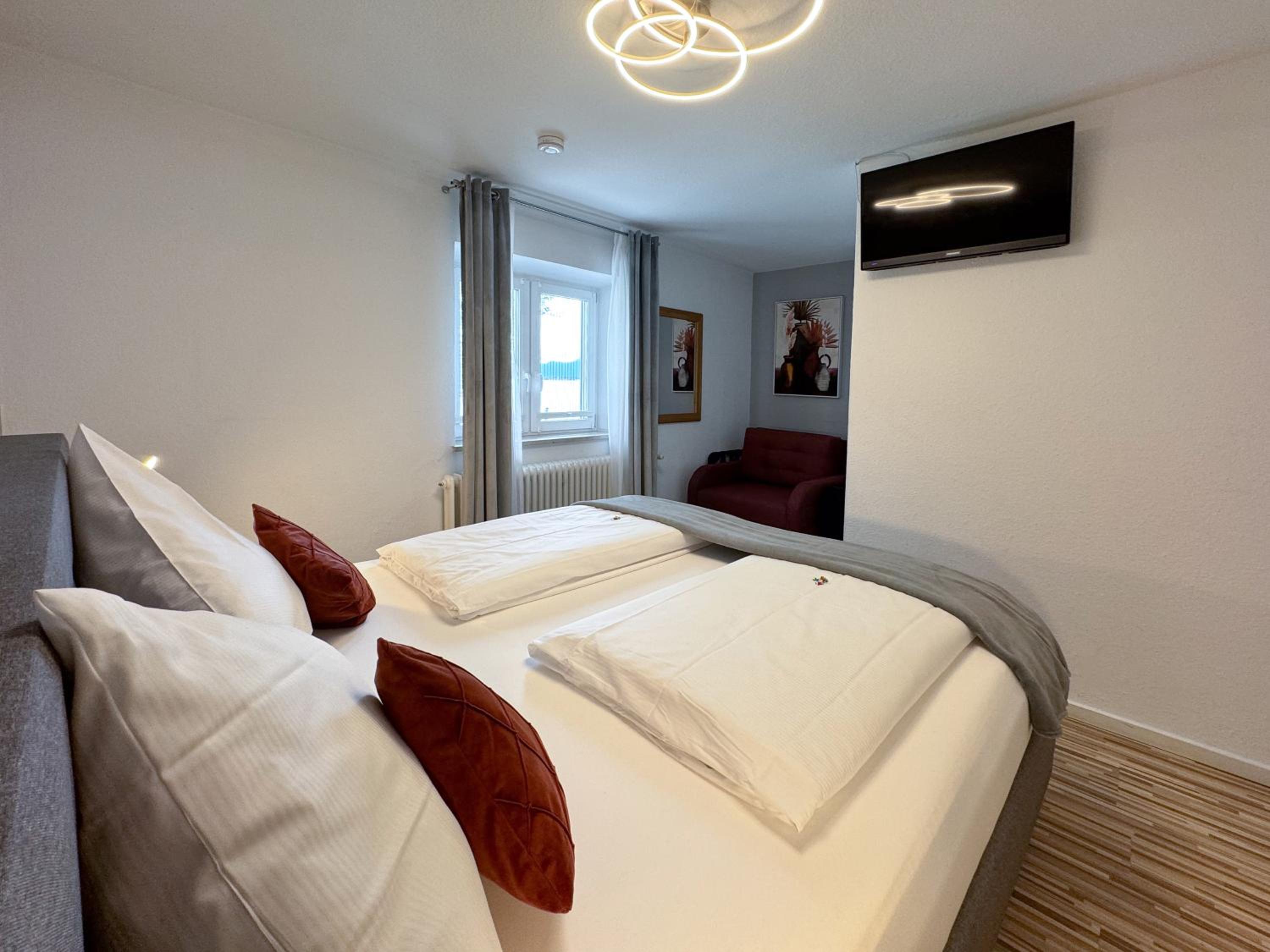 Standard Double Room with Lake View - Photo 11