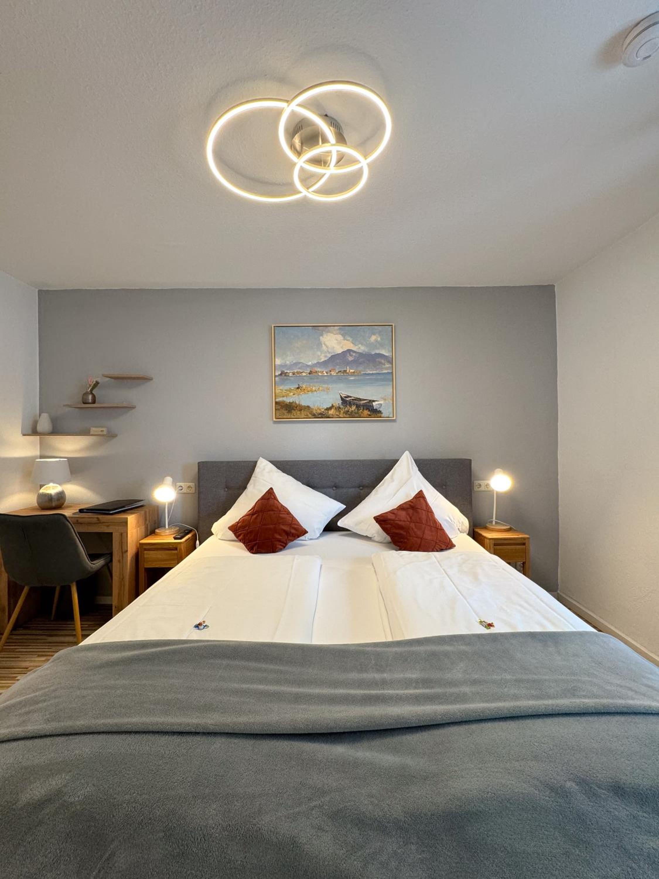 Standard Double Room with Lake View - Photo 8
