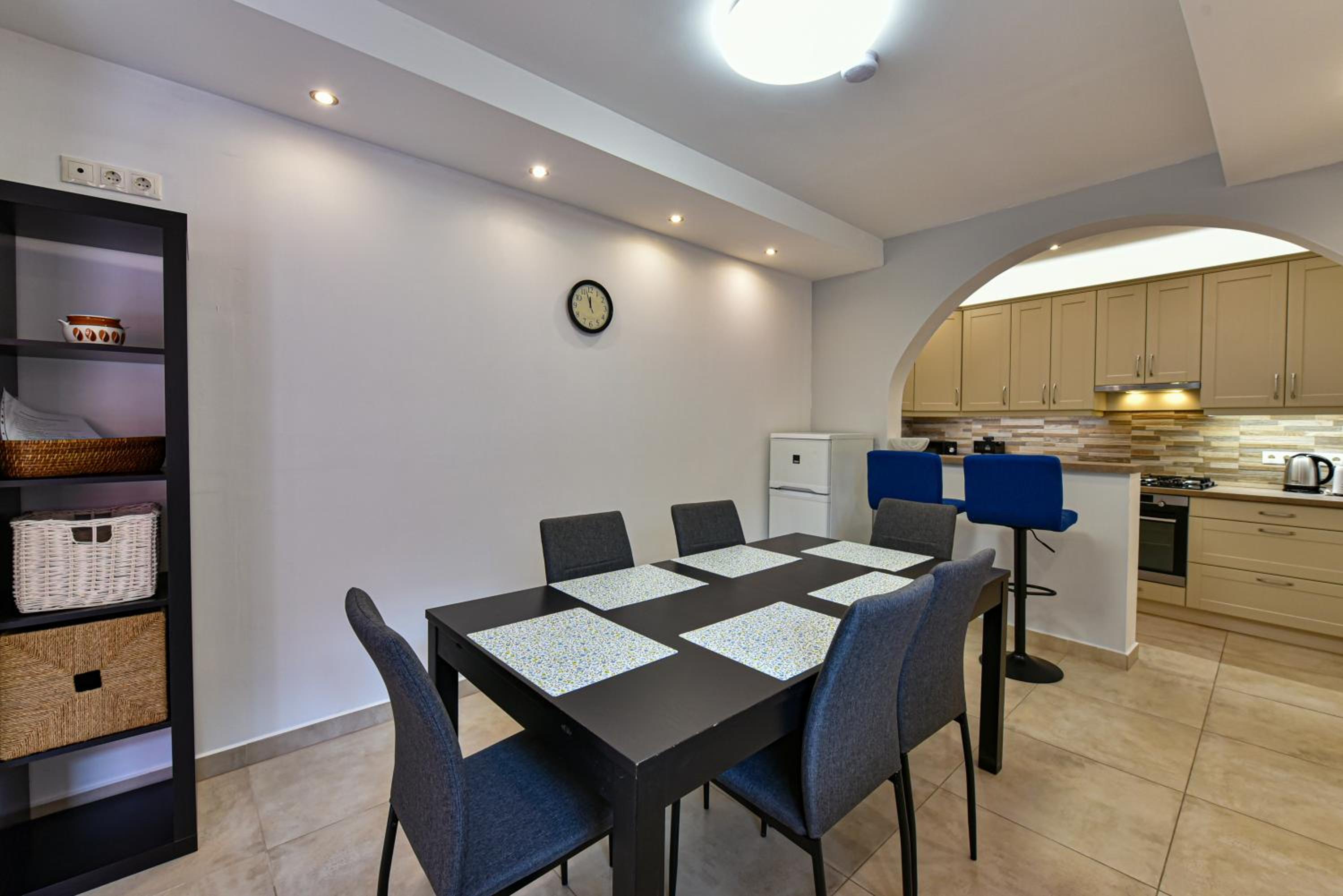 Deluxe Two-Bedroom Apartment with Garden View photo 3