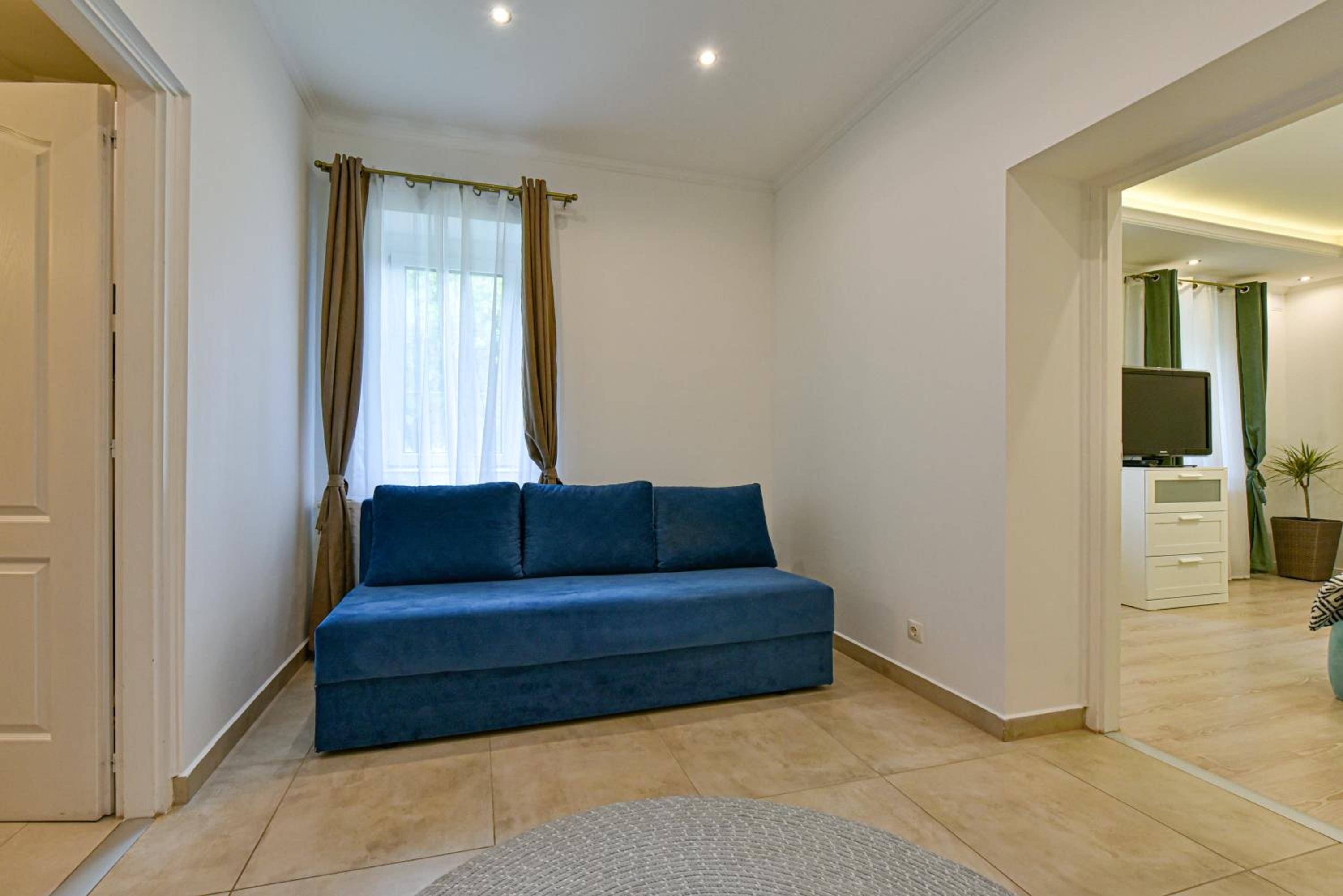 Deluxe Two-Bedroom Apartment with Garden View photo 2