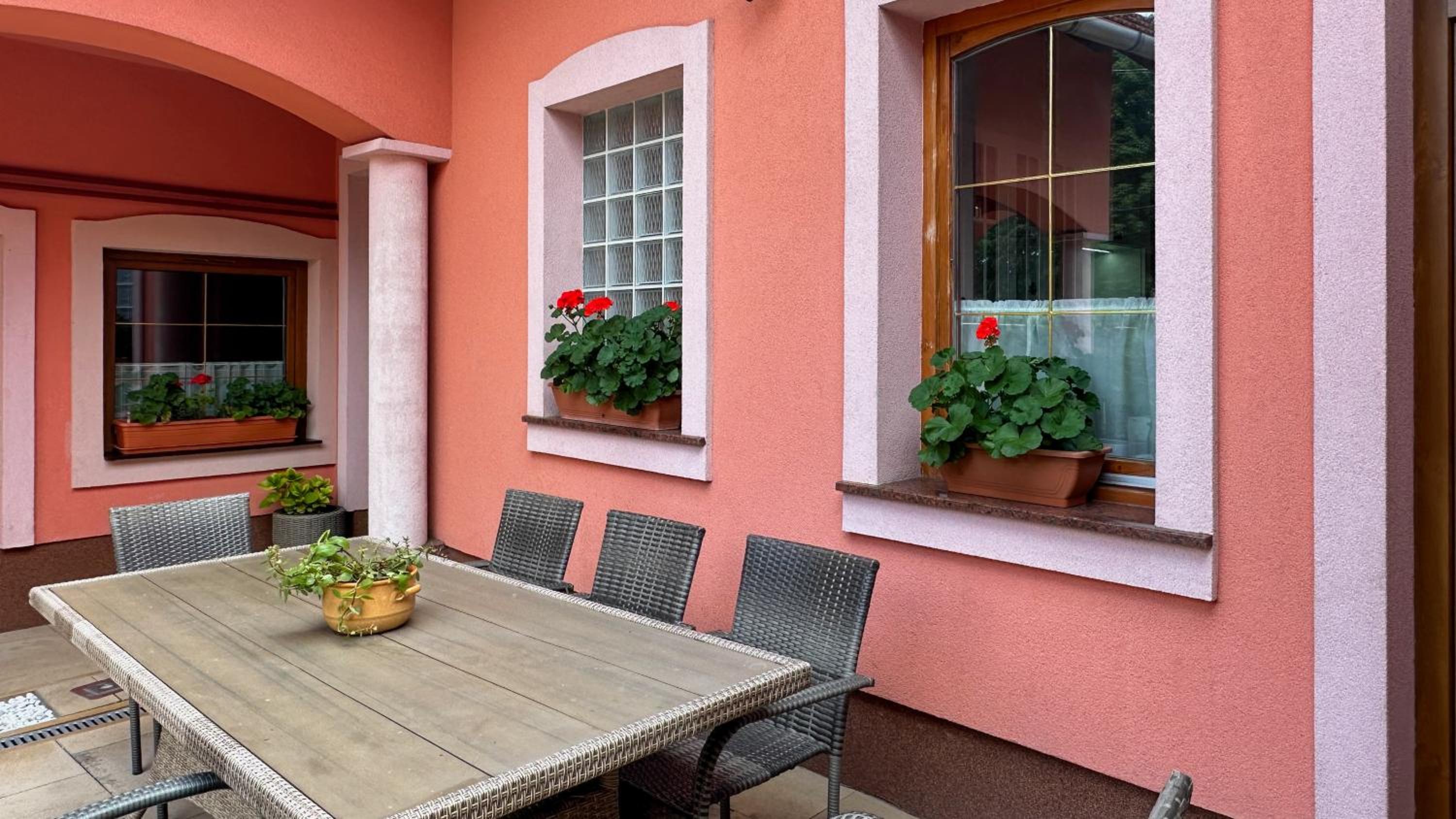 Deluxe One-Bedroom Apartment with Garden View photo 3