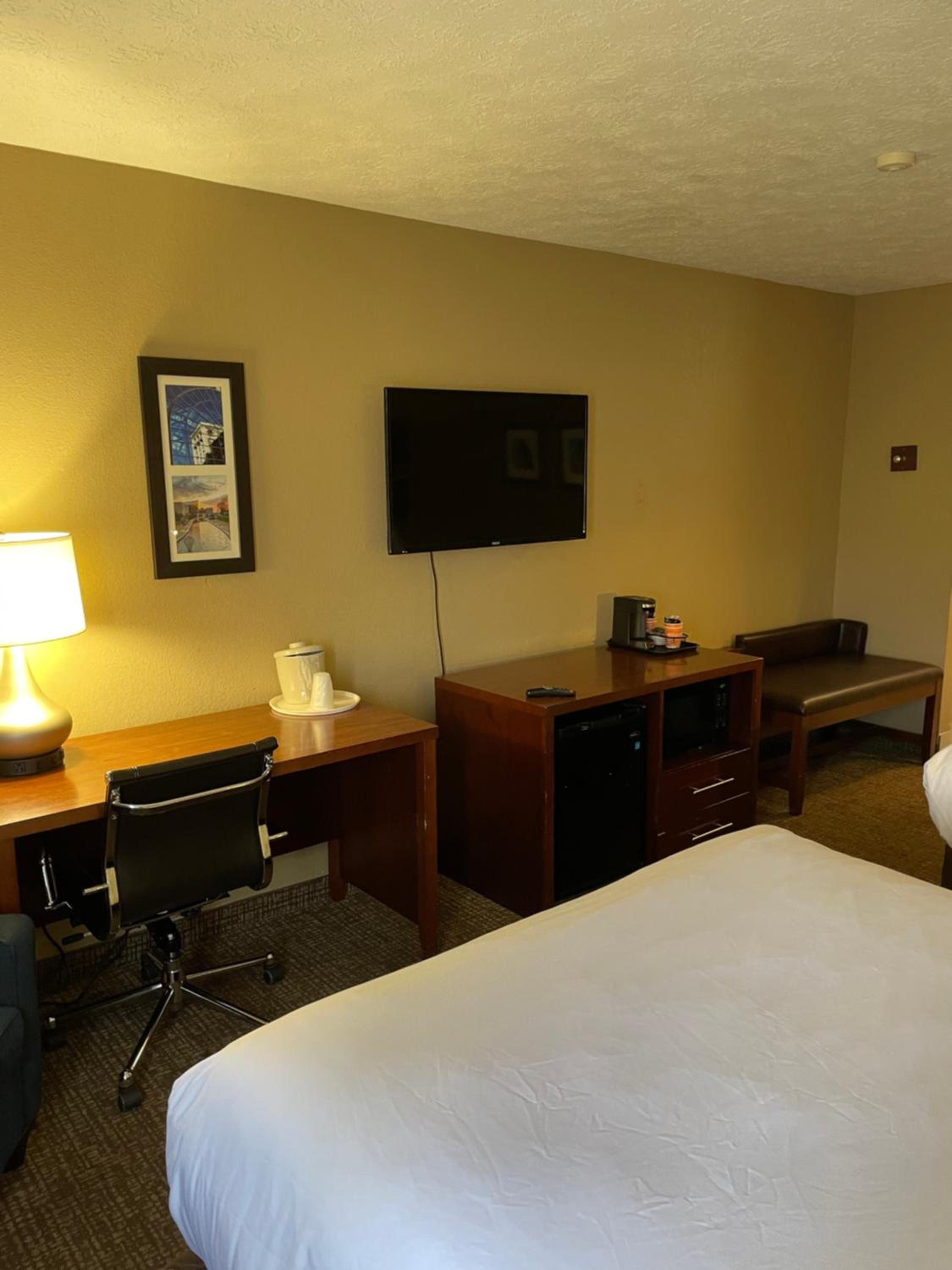 Queen Room with Two Queen Beds - Non-Smoking - Photo 3