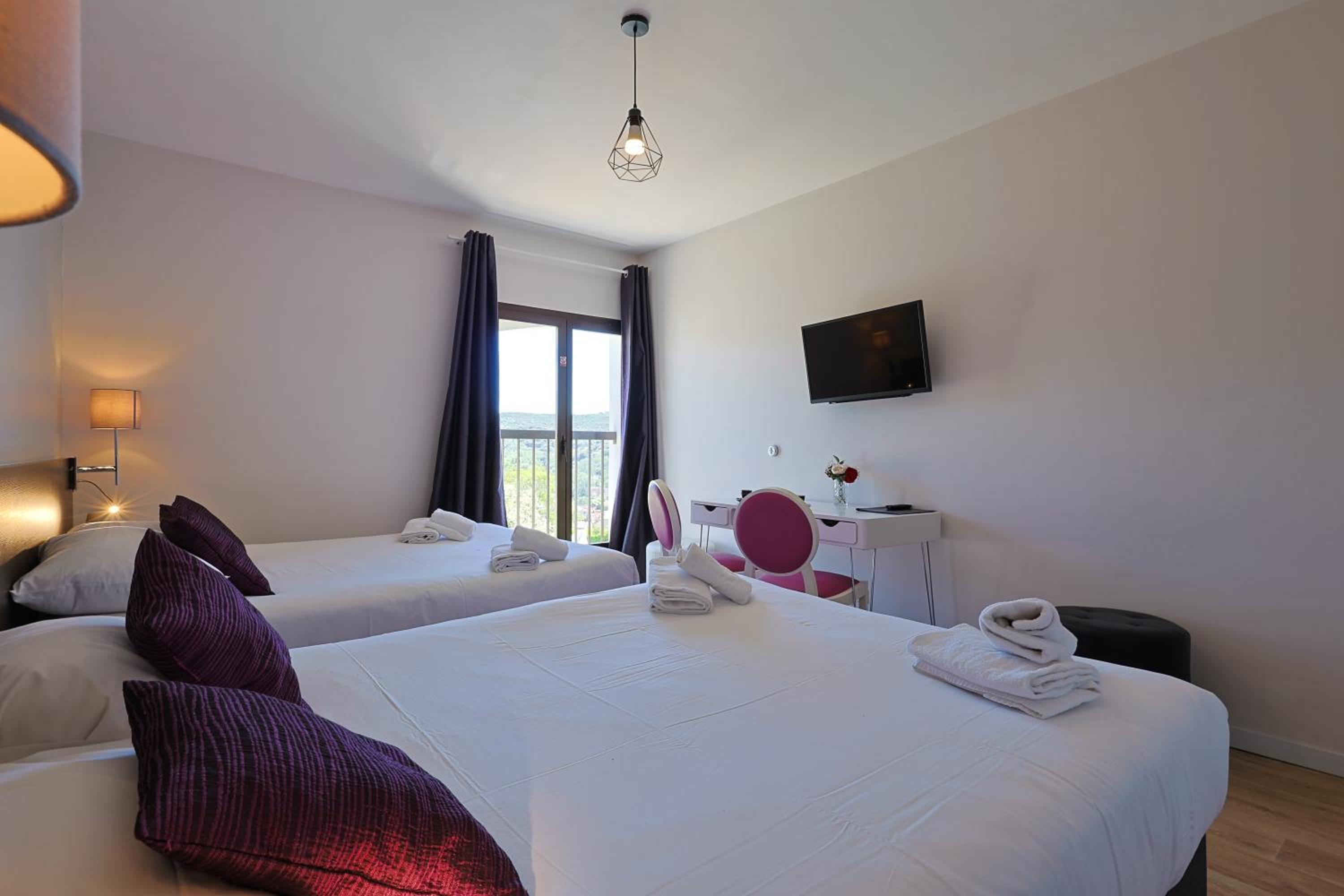 Quadruple Room with pool view photo 2