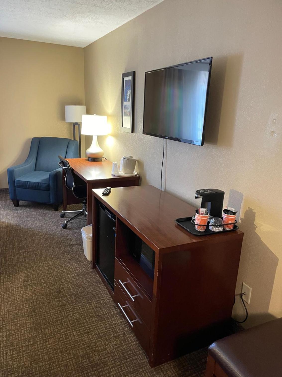 King Room - Non-Smoking - Photo 2