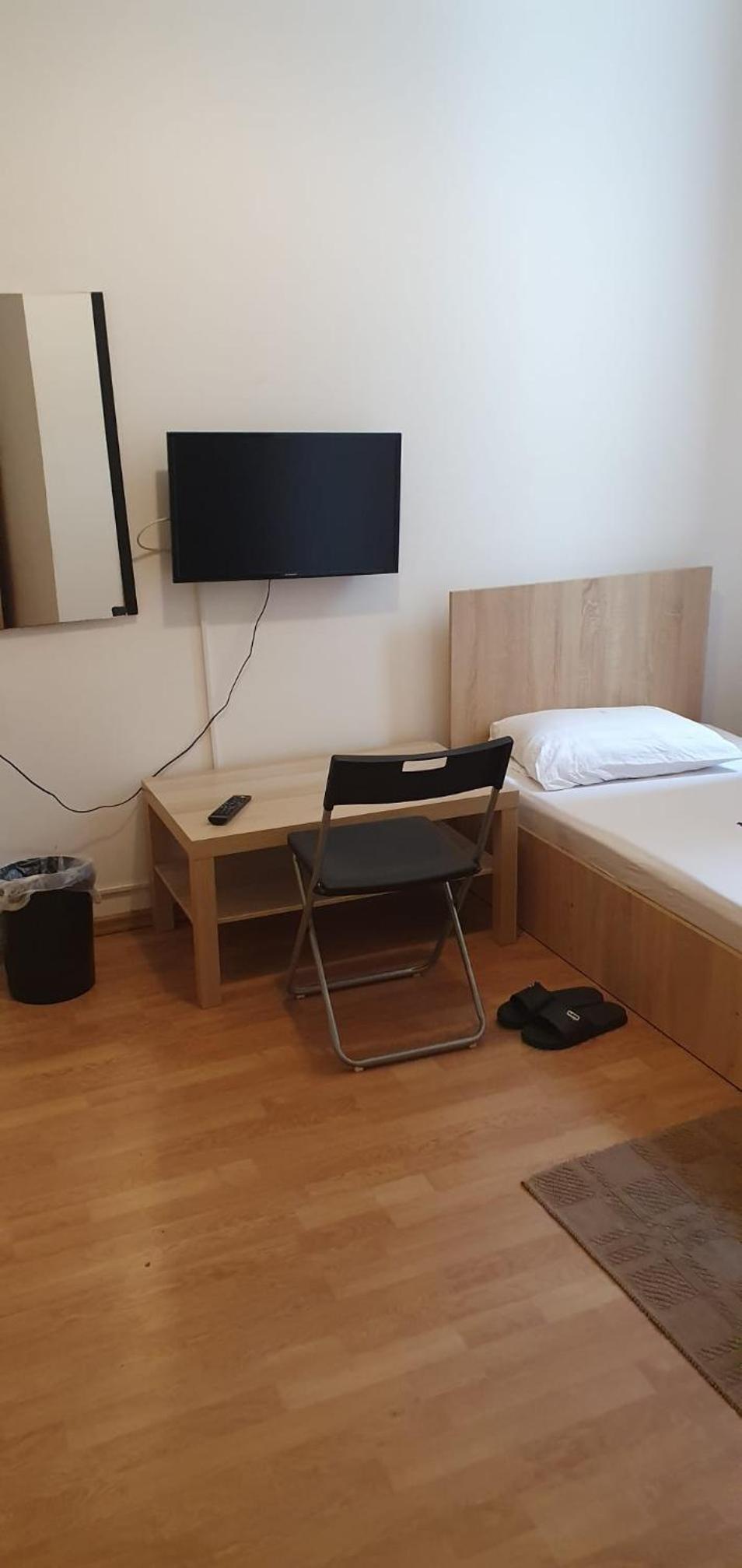Double or Twin Room with Bathroom - Photo 1
