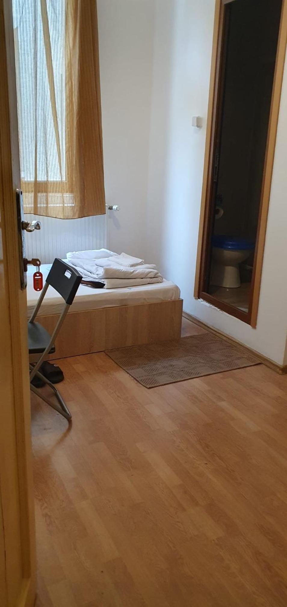 Double or Twin Room with Bathroom - Photo 3
