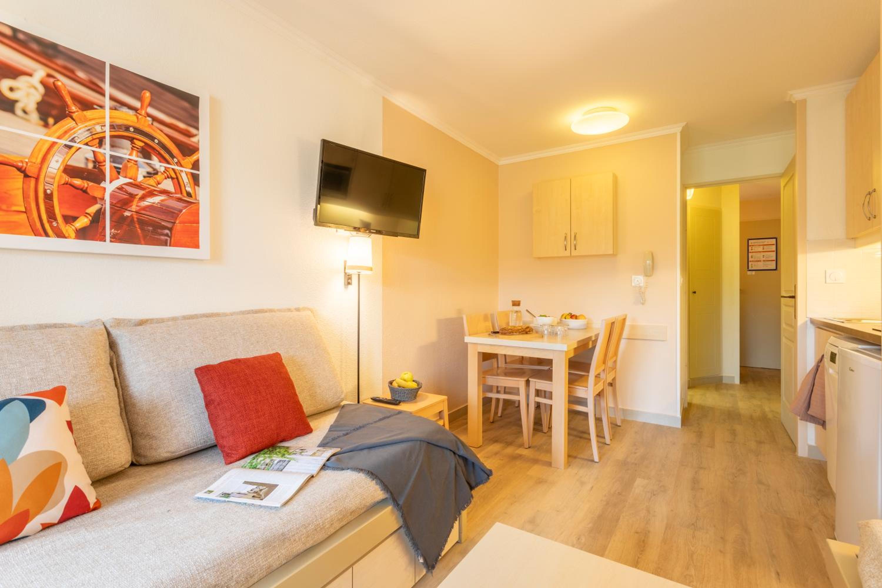 Studio with Sleeping Alcove, Air conditioning and Terrasse or Balcony (4 people) - Photo 7