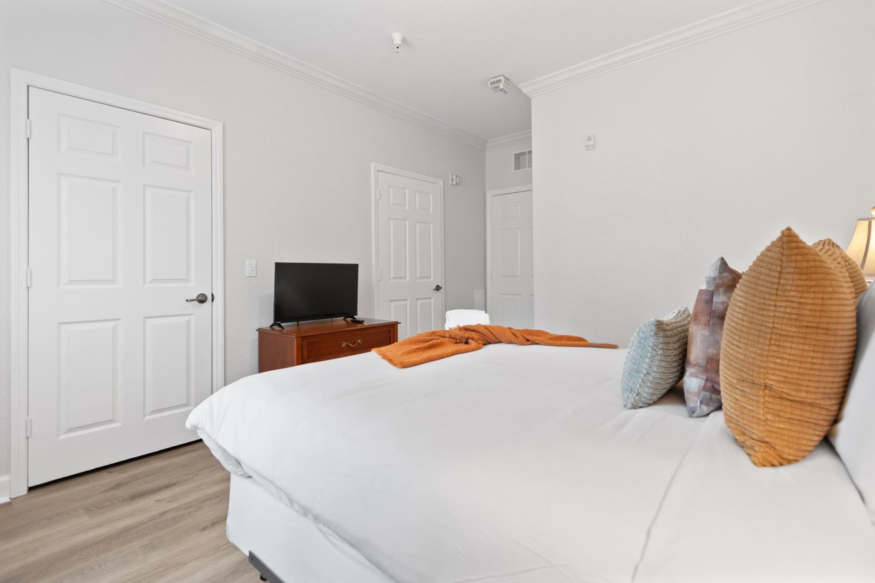 Three-Bedroom Apartment photo 1