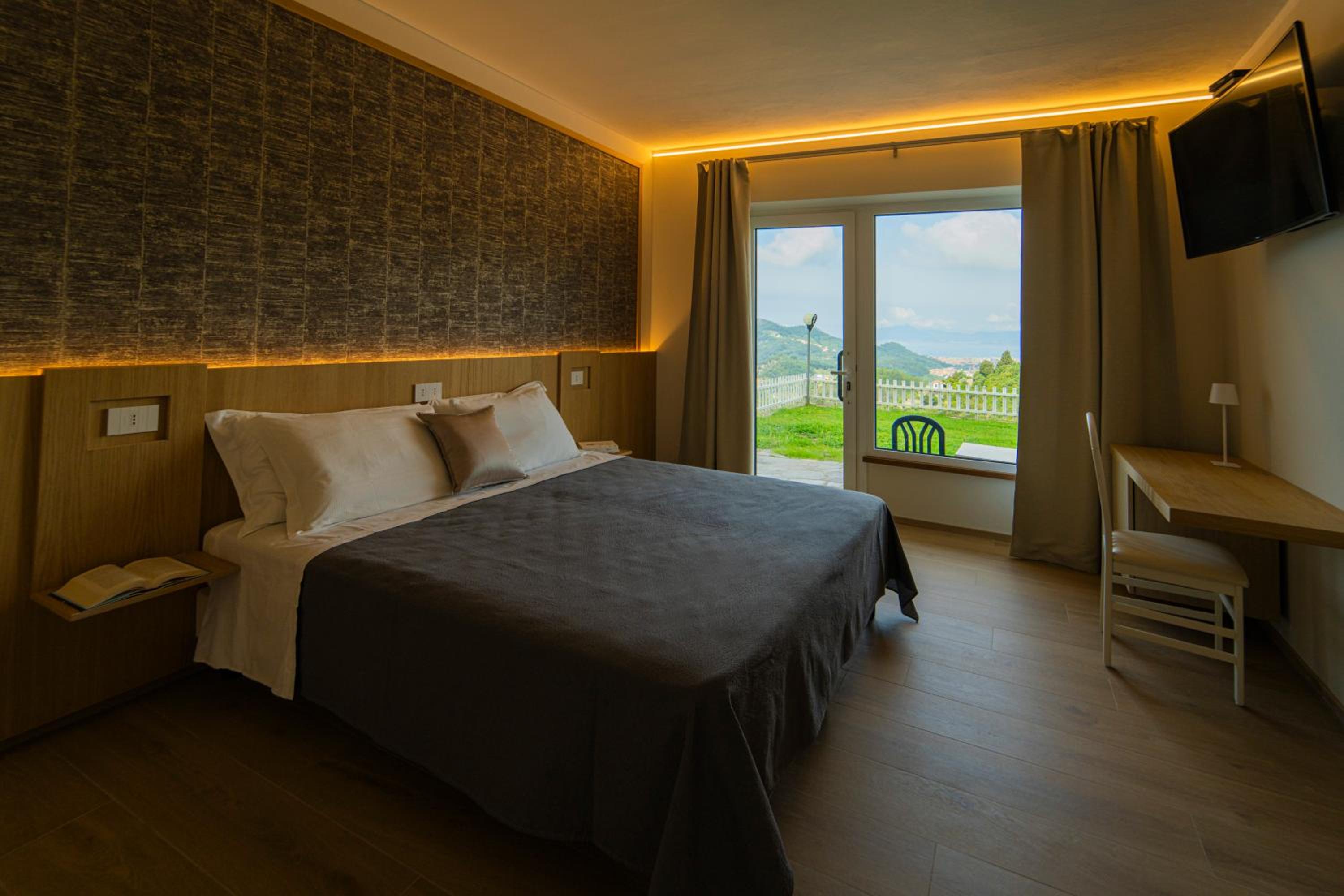 Deluxe Double or Twin Room with Sea View photo 1