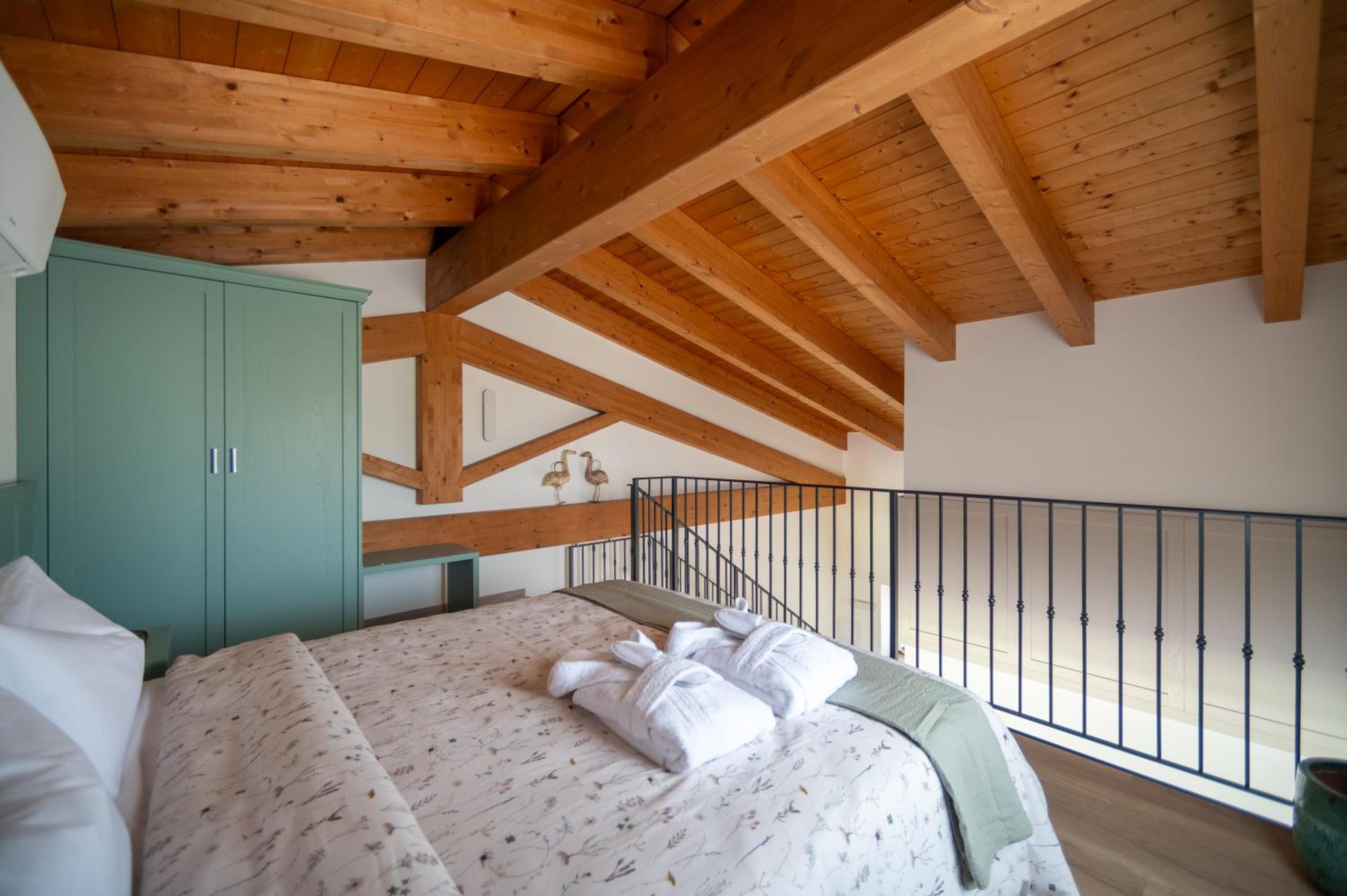 One-Bedroom Apartment with Lake View - Photo 1
