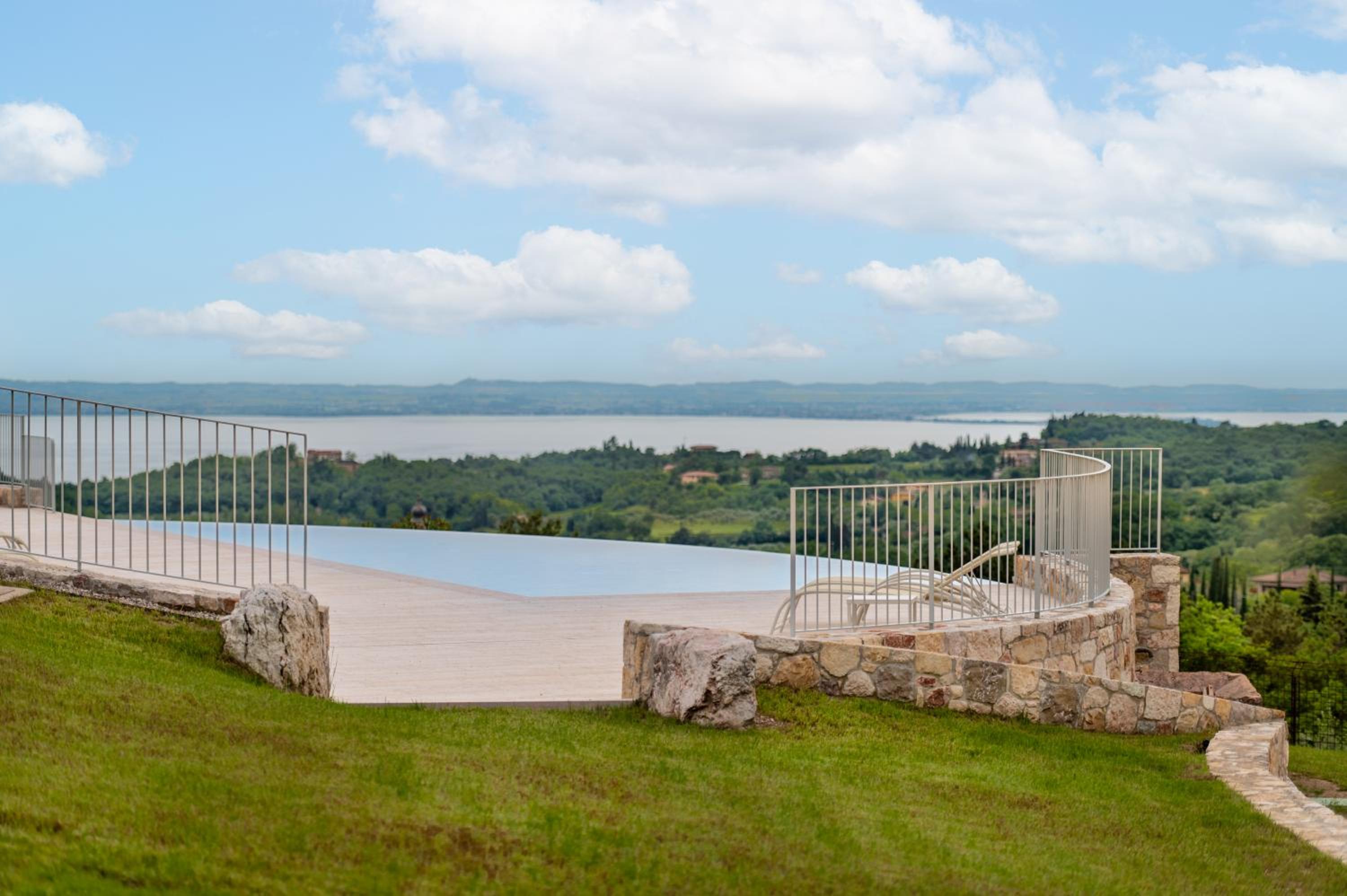 One-Bedroom Apartment with Lake View - Photo 12