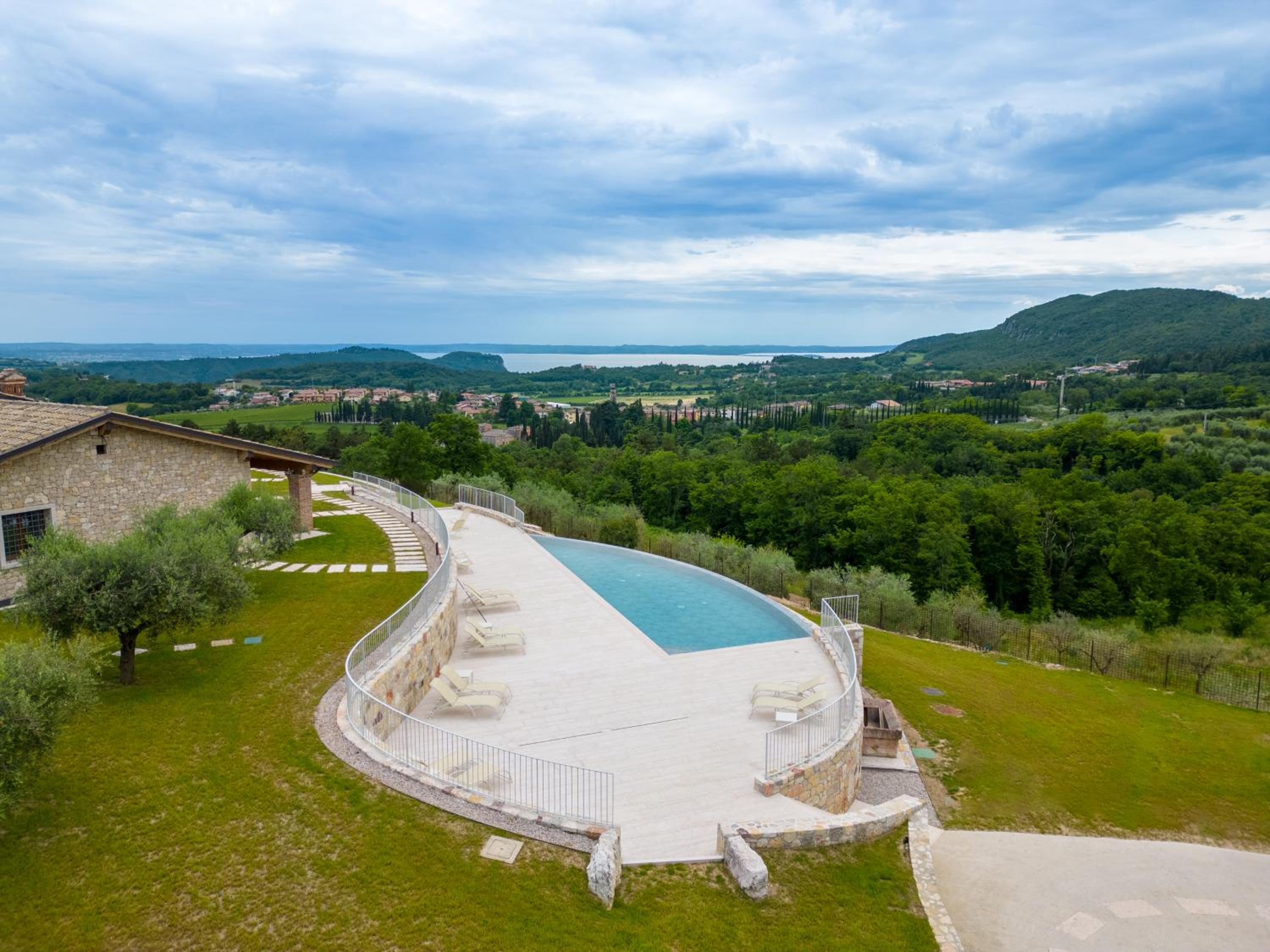One-Bedroom Apartment with Lake View - Photo 7
