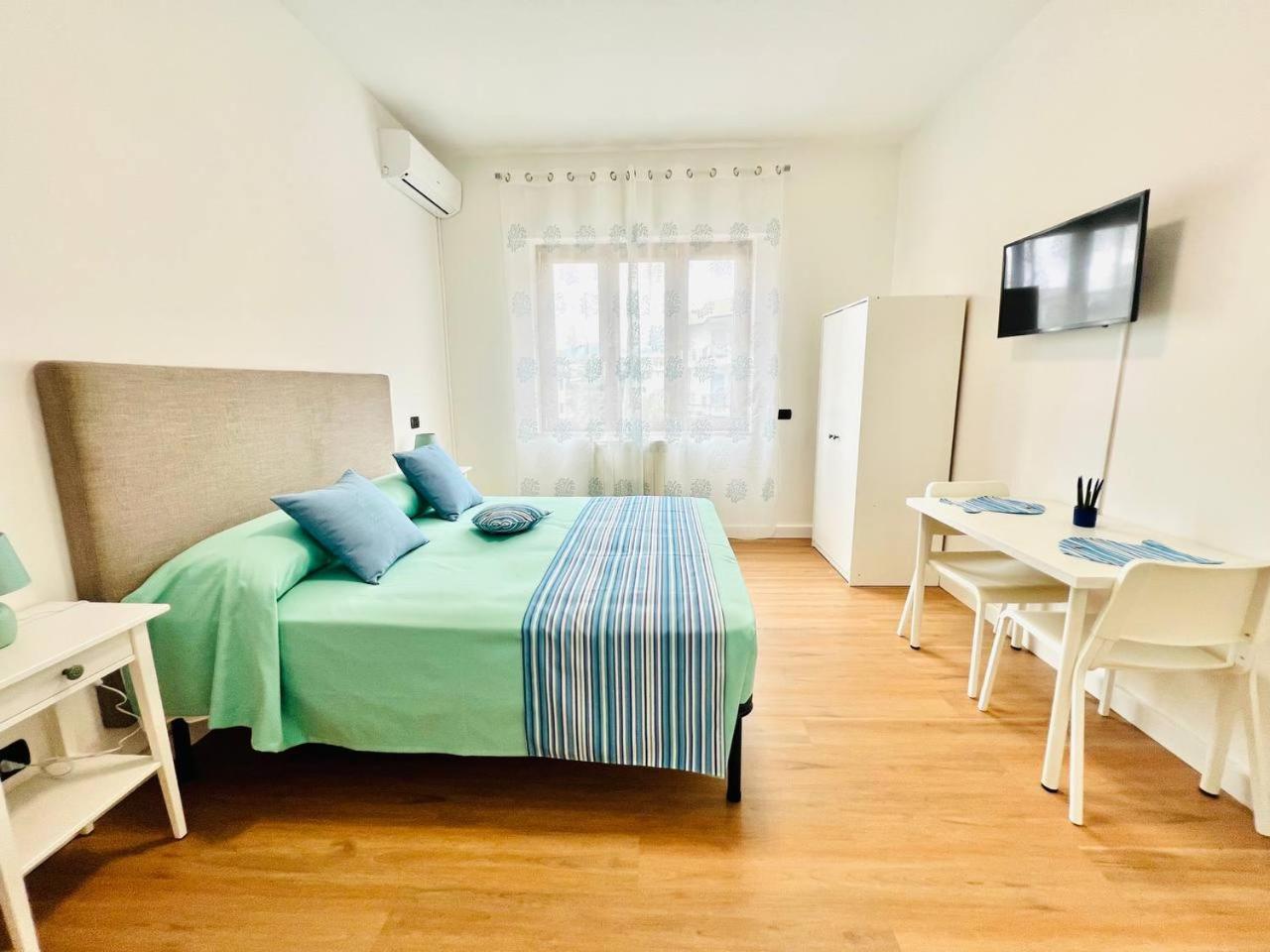 Double Room with Balcony - Photo 11