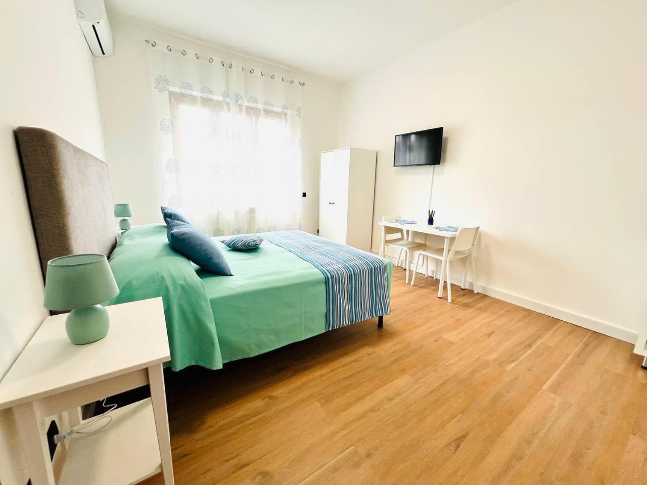 Double Room with Balcony - Photo 9