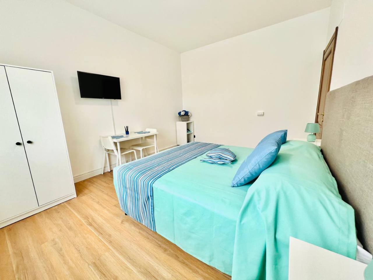 Double Room with Balcony - Photo 8