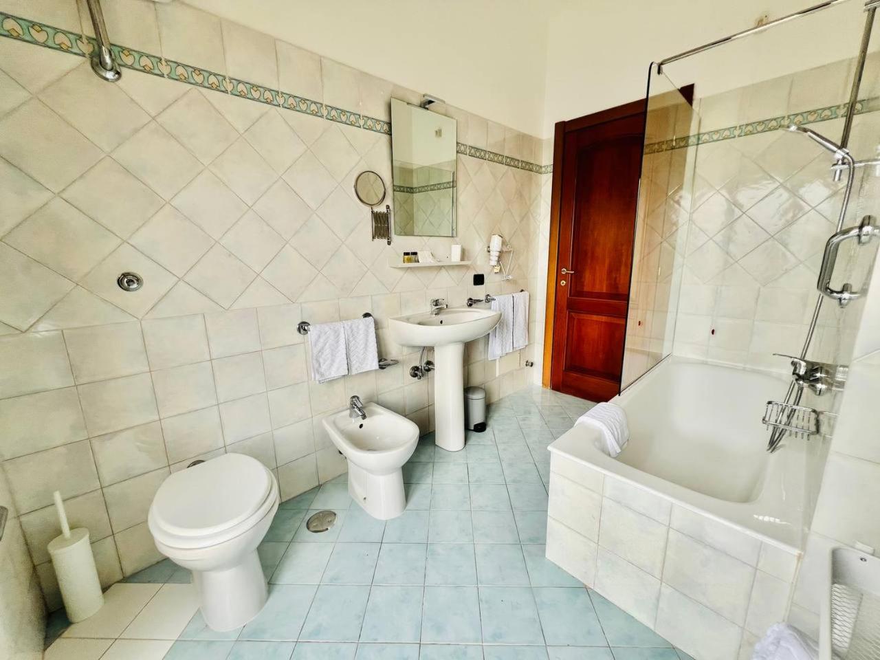 Double Room with Balcony - Photo 7