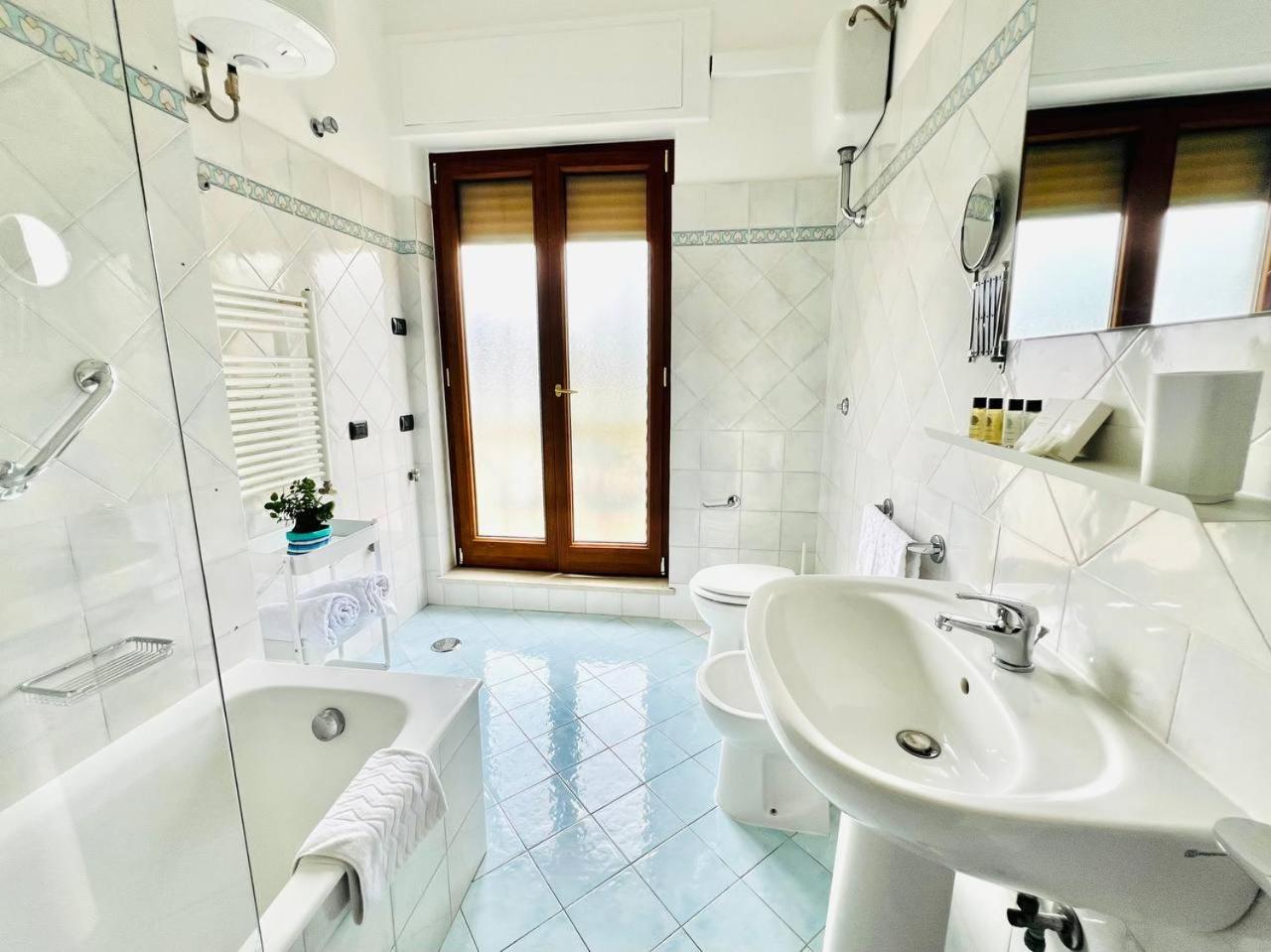 Double Room with Balcony - Photo 14