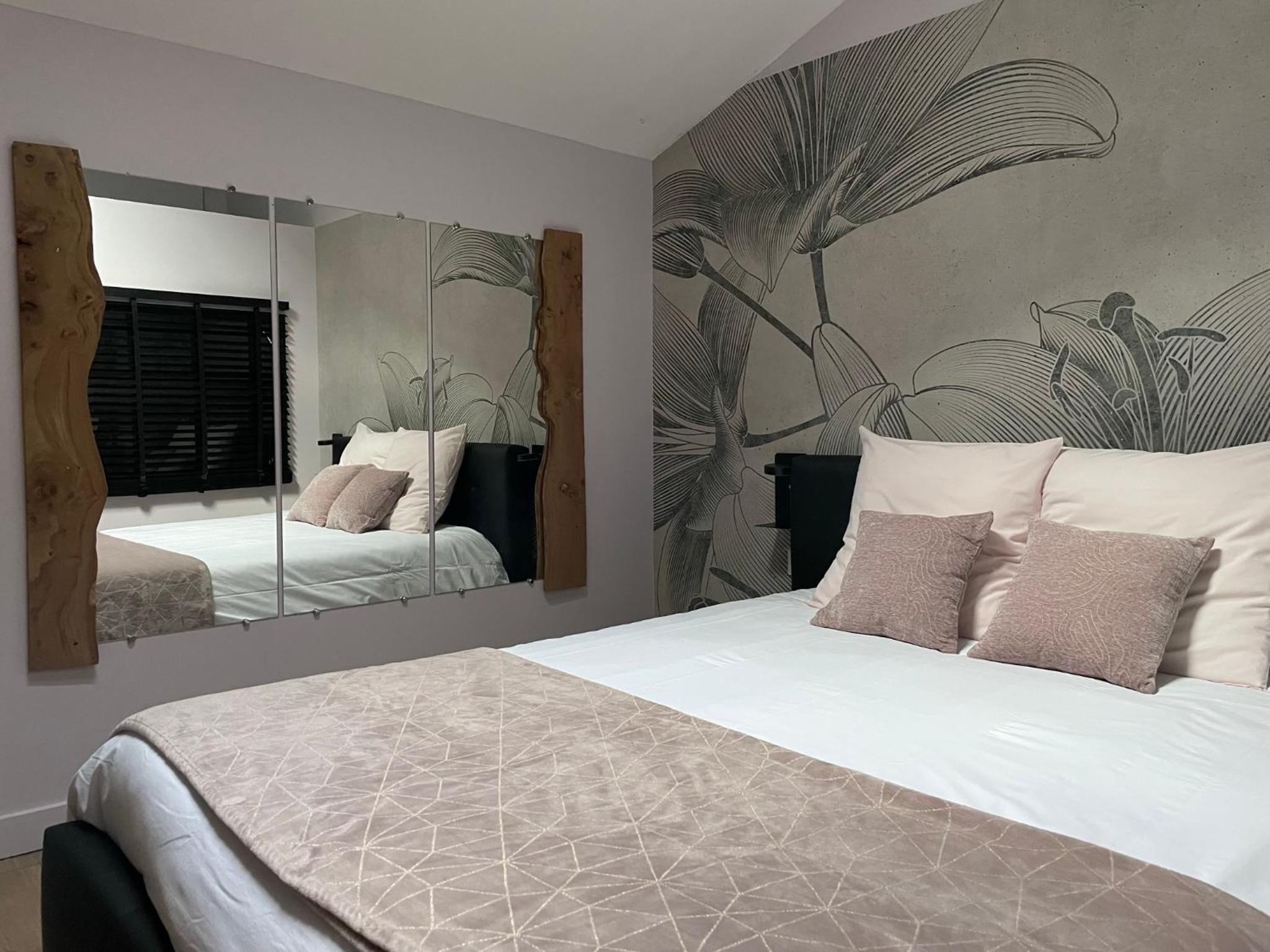 Suite - Photo 16