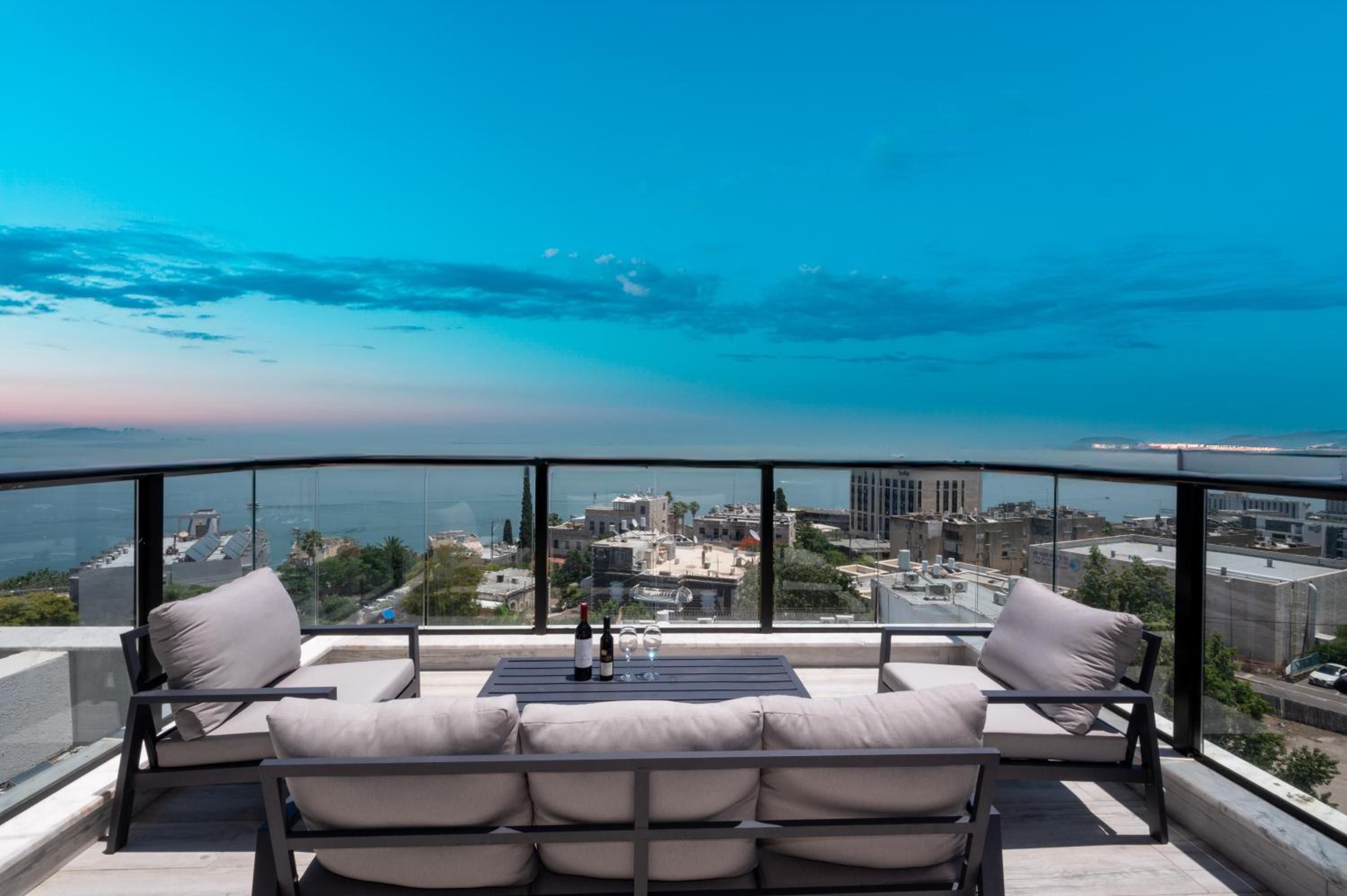 Three-Bedroom Apartment With Sea View photo 2