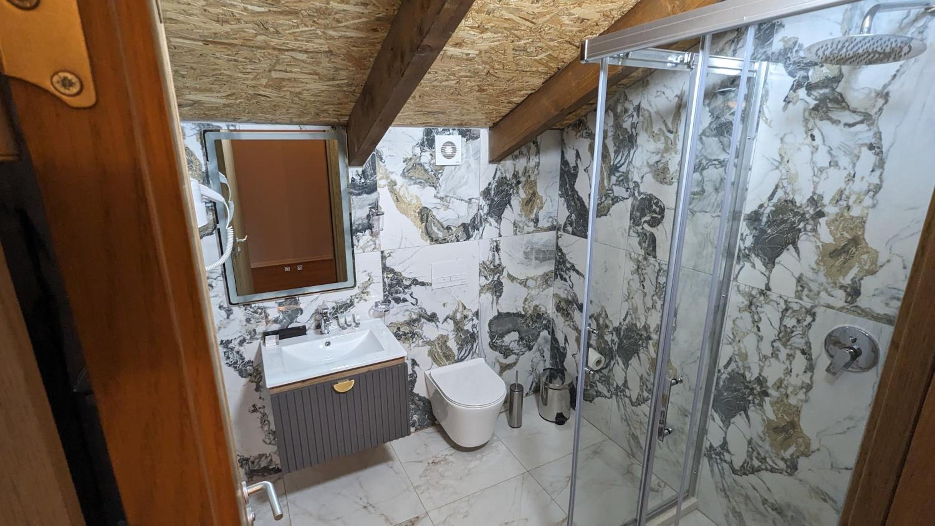 Deluxe Attic Suite with Mountain View photo 3