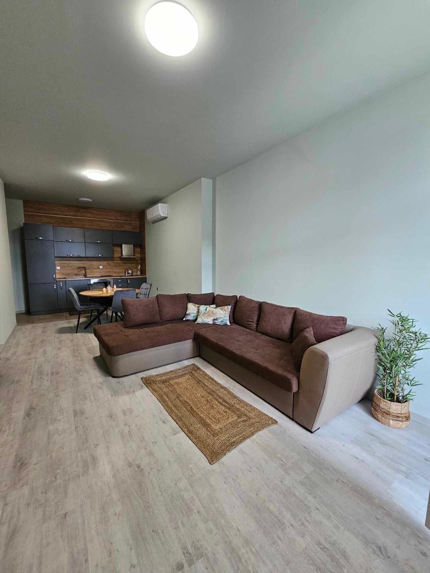 One-Bedroom Apartment photo 1