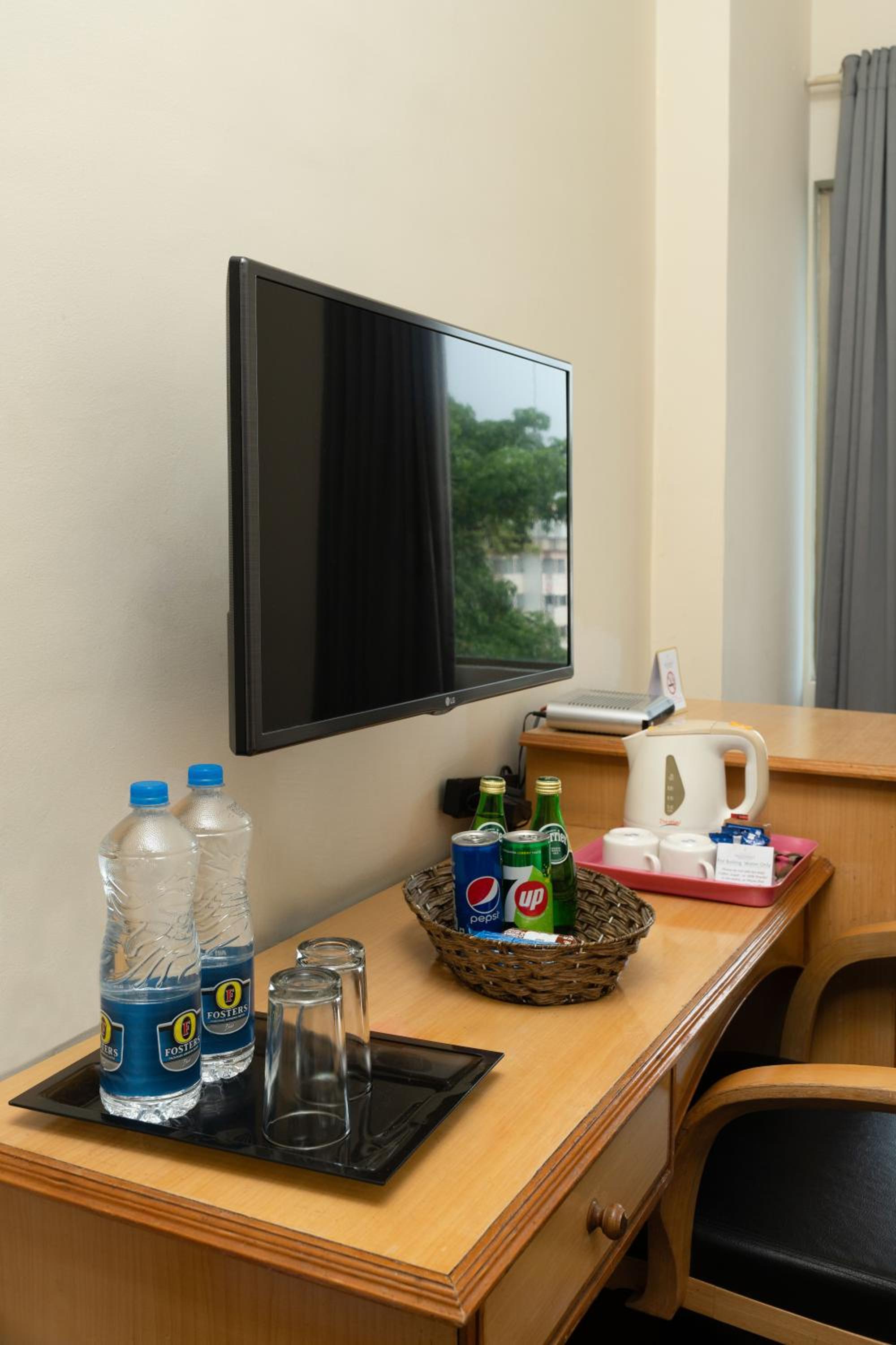Standard King Room - Photo 8