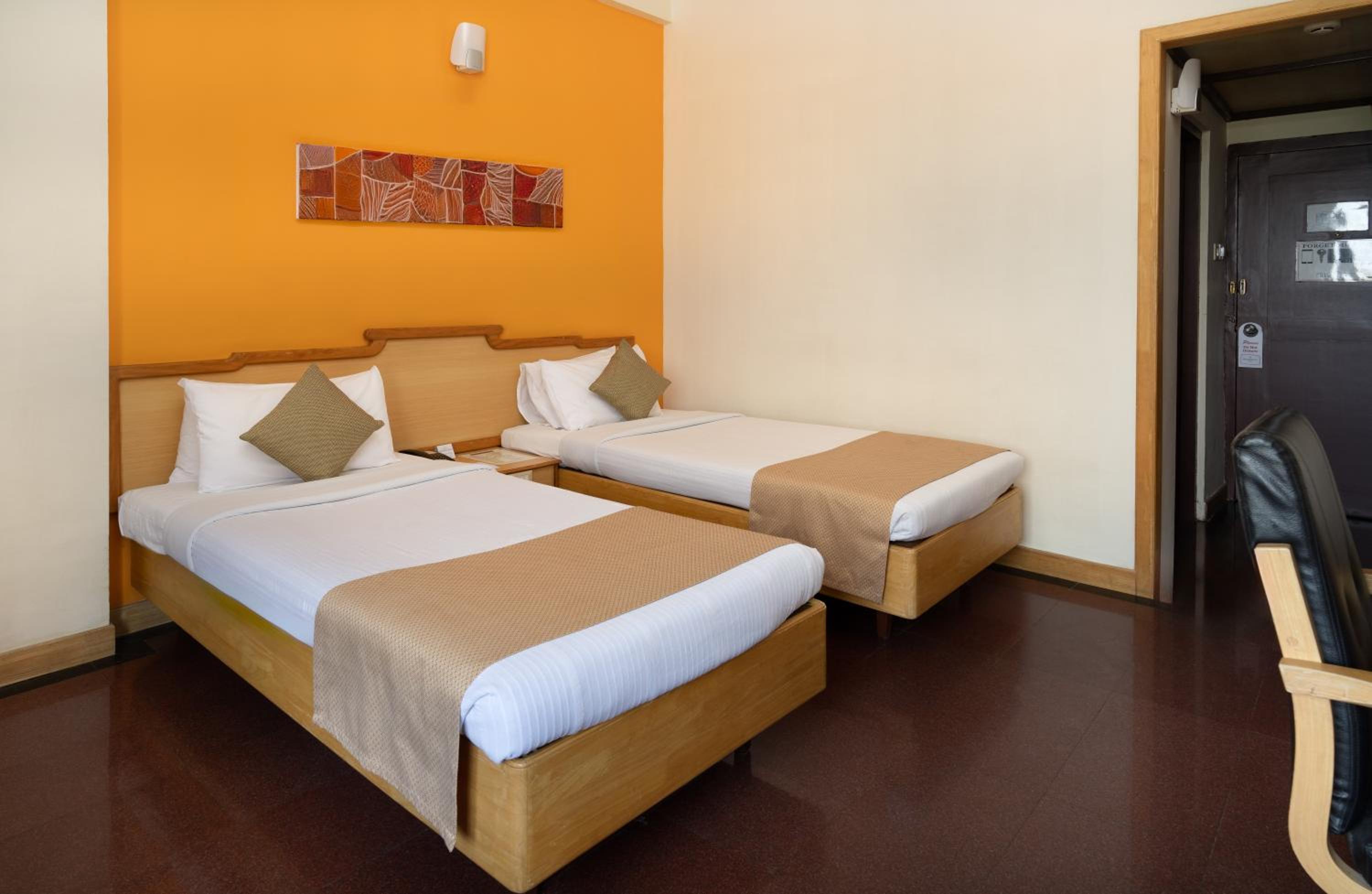 Standard Twin Room - Photo 3