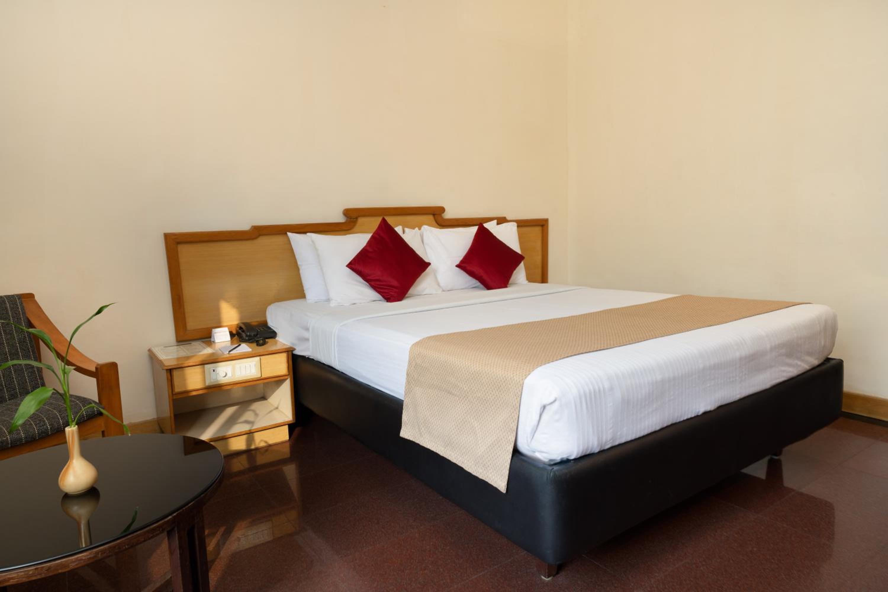 Standard King Room - Photo 7